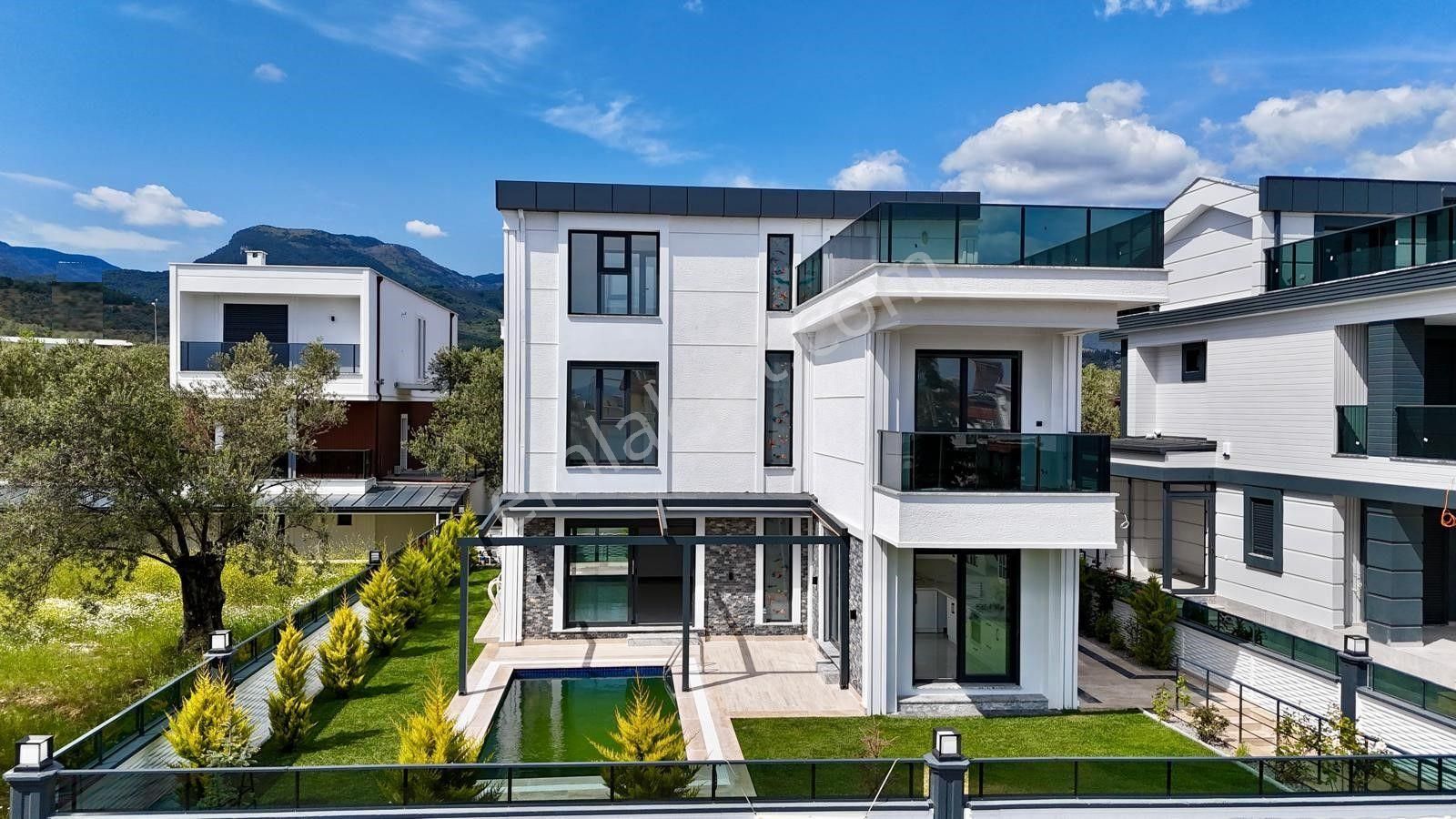 Akçay Aras Emlaktan Tahtakuşlarda 5+1 Havuzlu Müstakil Villa