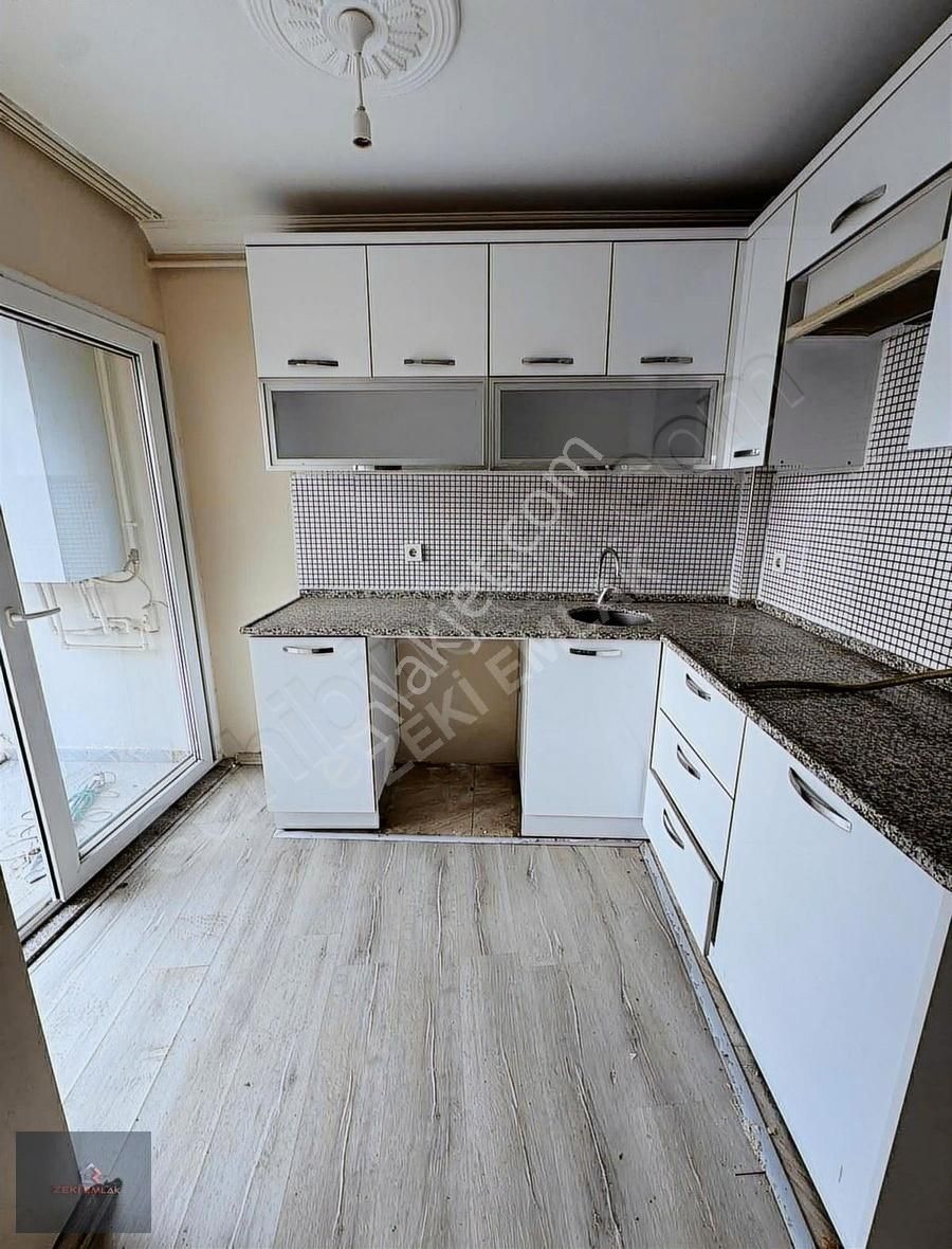 Zeki Emlak'tan Muradiye İstayon Civarı Satılık Ara Kat 2+1 Daire