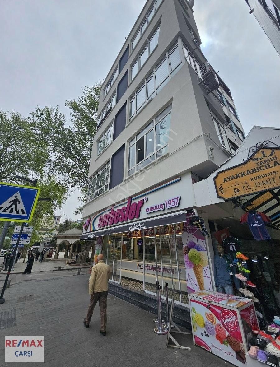 Remax Çarşıdan İzmit Yürüyüş Yolunda Merkezi Lokasyonda Ofis