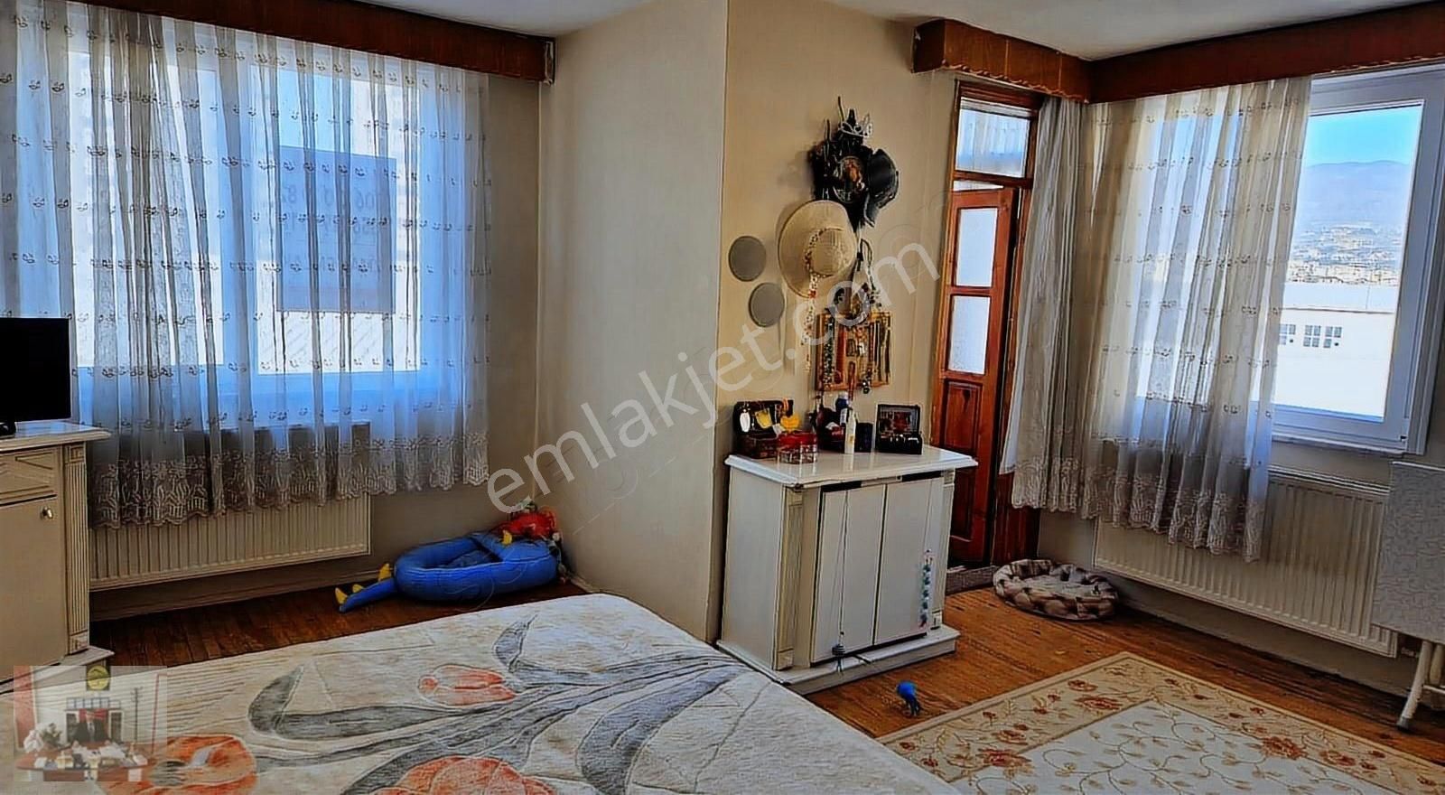 Yenimahalle 100evler De Merkezi Konumda Satılık 3+1 Daire