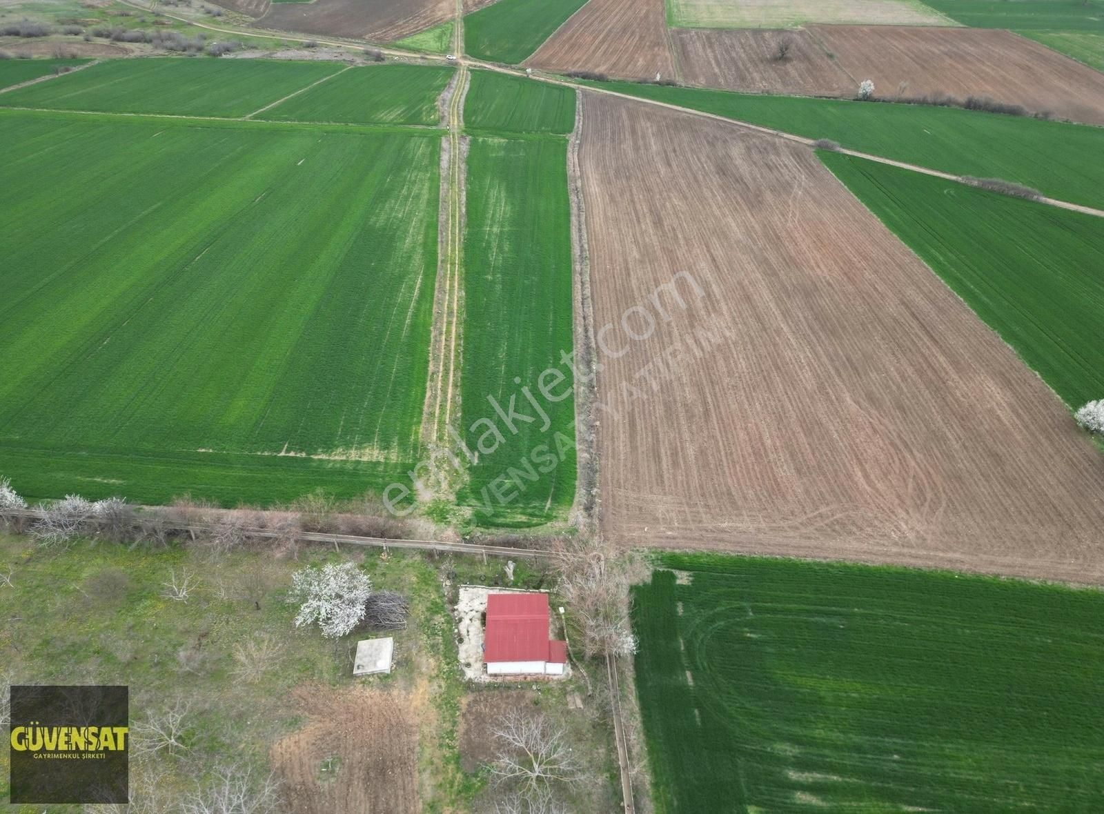 Dolhanda Köy Dibi Suyu Olan Resmi Yola Cephe Fırsat Arazi