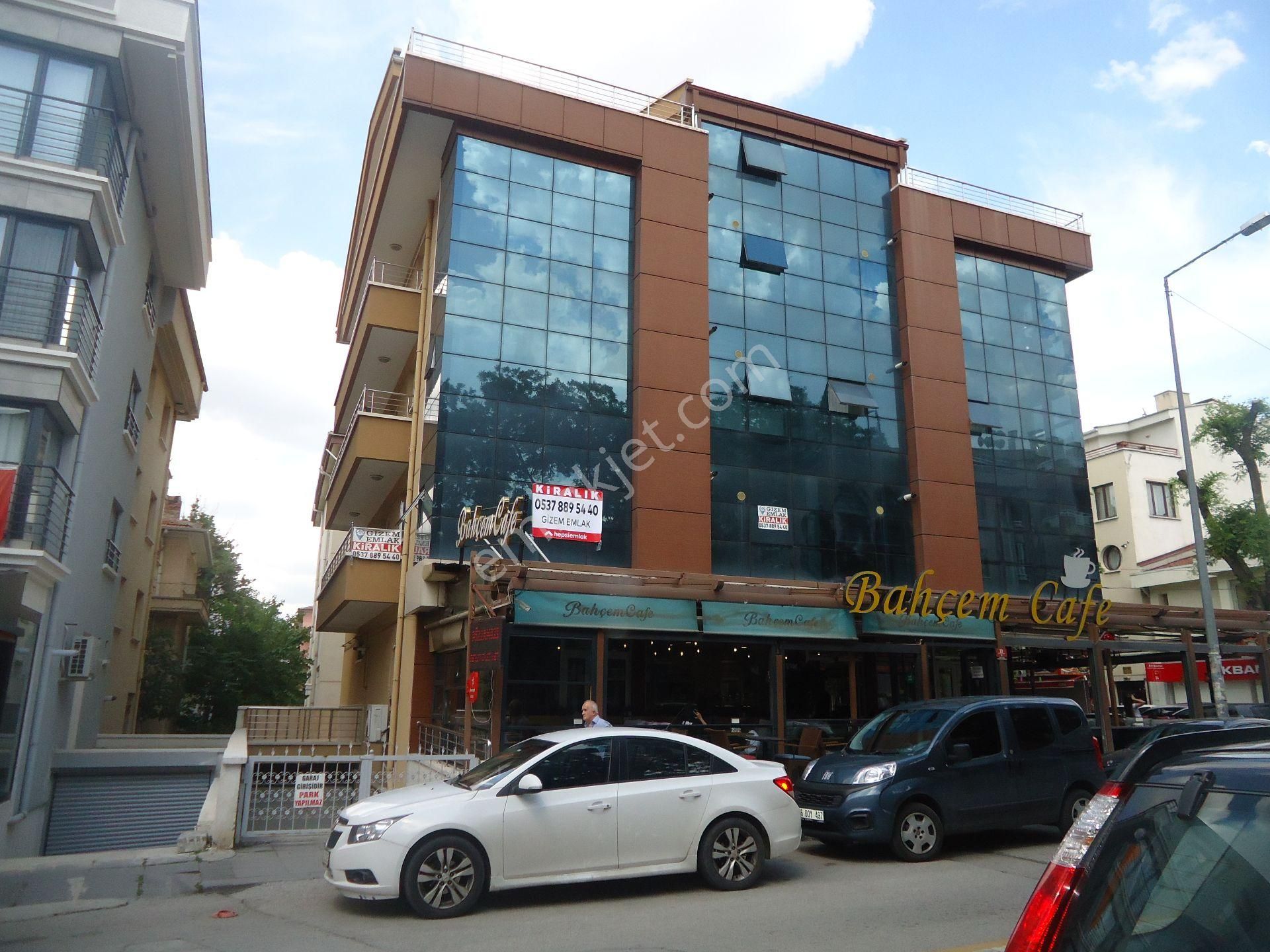 Aydınlıkevlerde Salon Bağımsız 3+1 Kiralık Daire Gizem Emlaktan