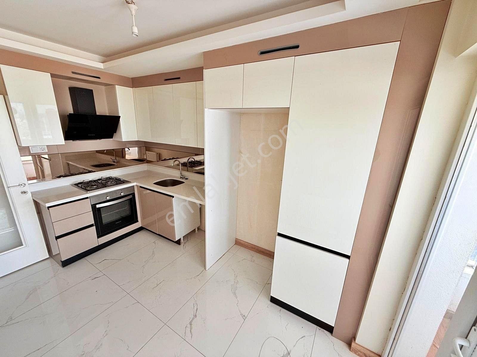 *cadde Üzeri Köşe Başı Ful Yapılı Yüksek Kredili Y.giriş 3+1*
