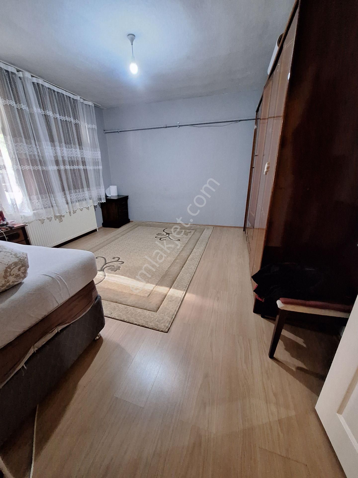 Hatun Gayrienkul'den Satılık 2+1 Daire Tepebaşı Camiine Çok Yakın 32 Metre Arsa Payı