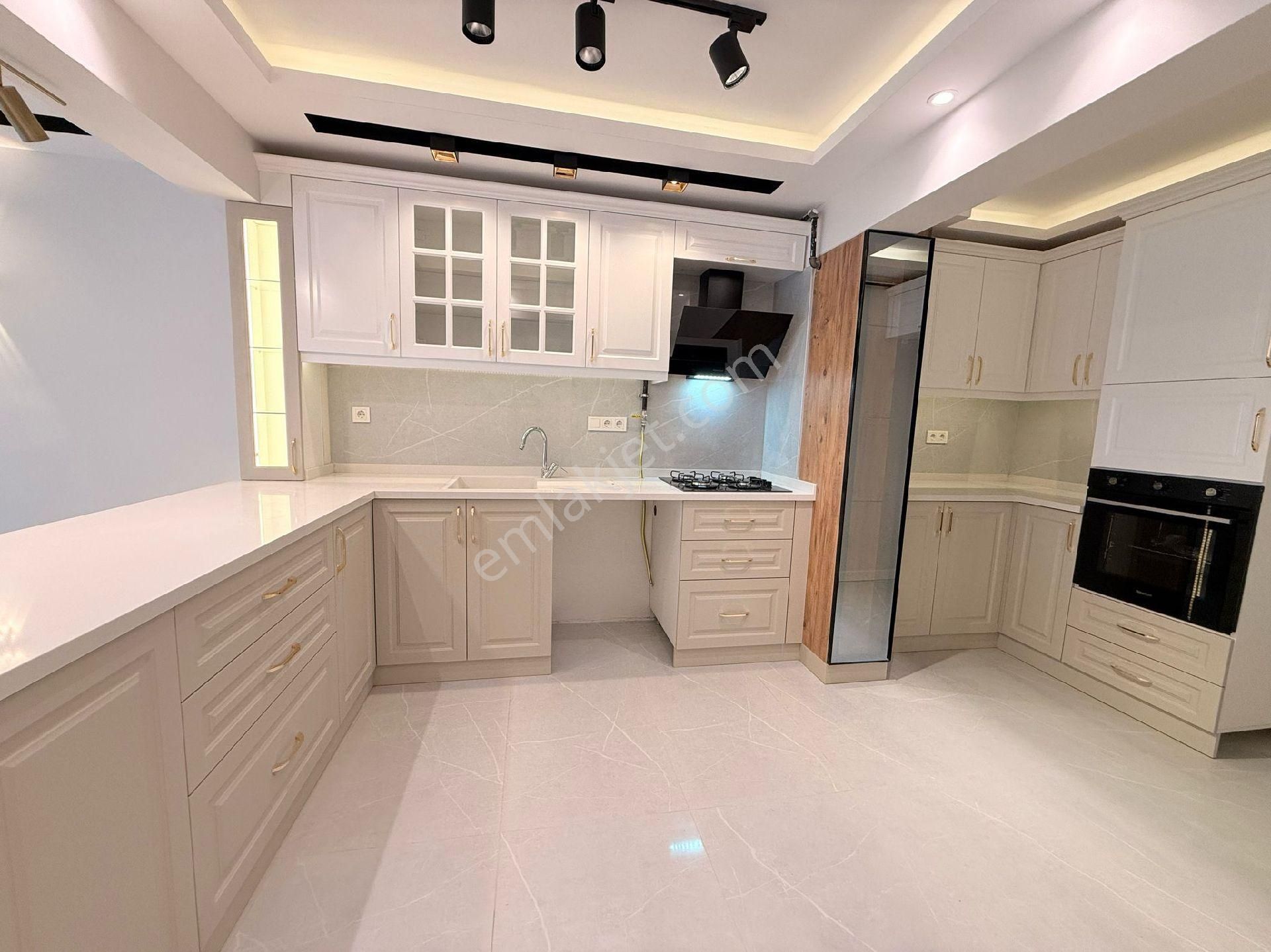 İstinye Park Yakını 130m2 Arakat Asansörlü Ful+full Yapılı Daire