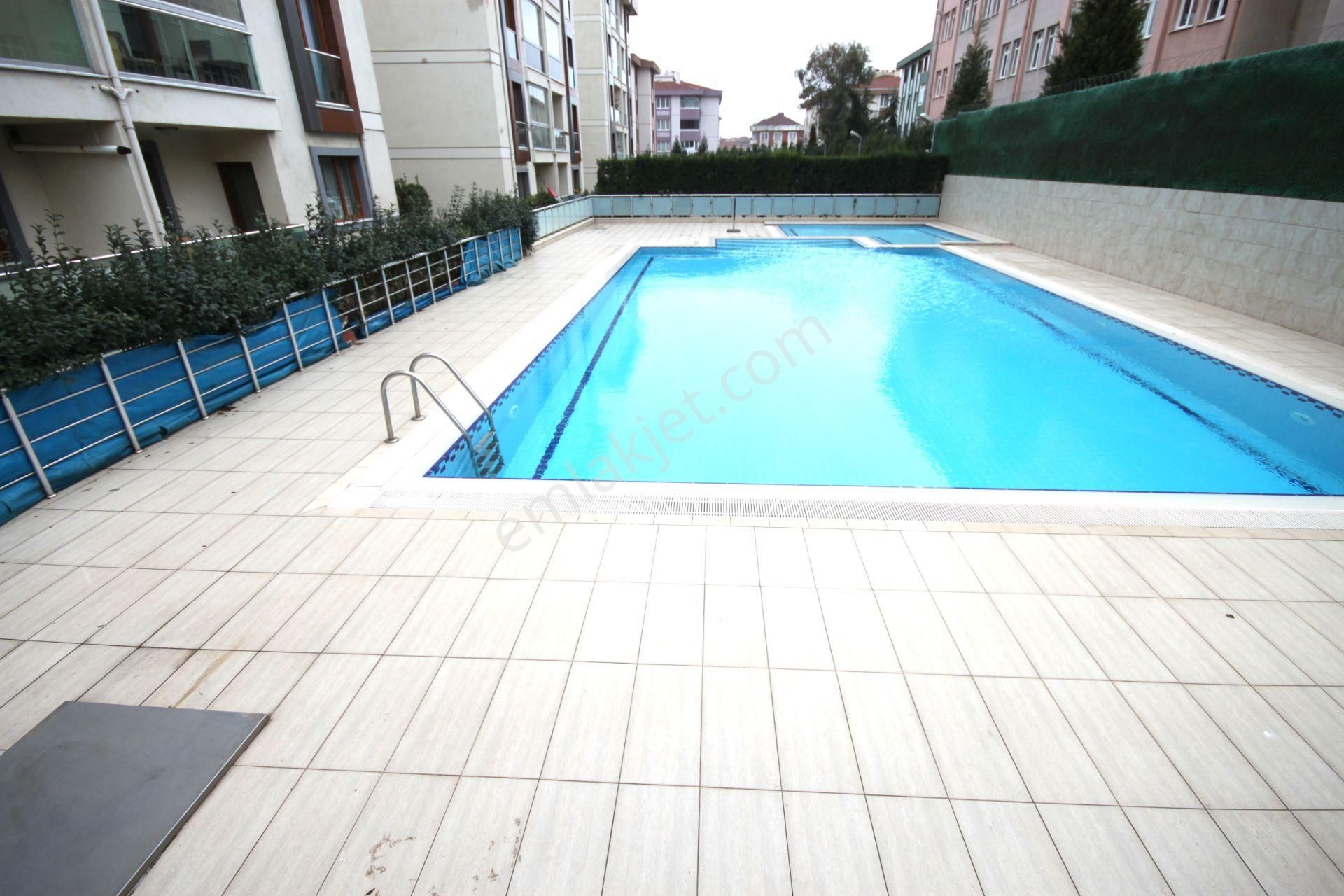Tuzla Merkezde Site İçerisinde Havuzlu 3+1 Kiralık Daire