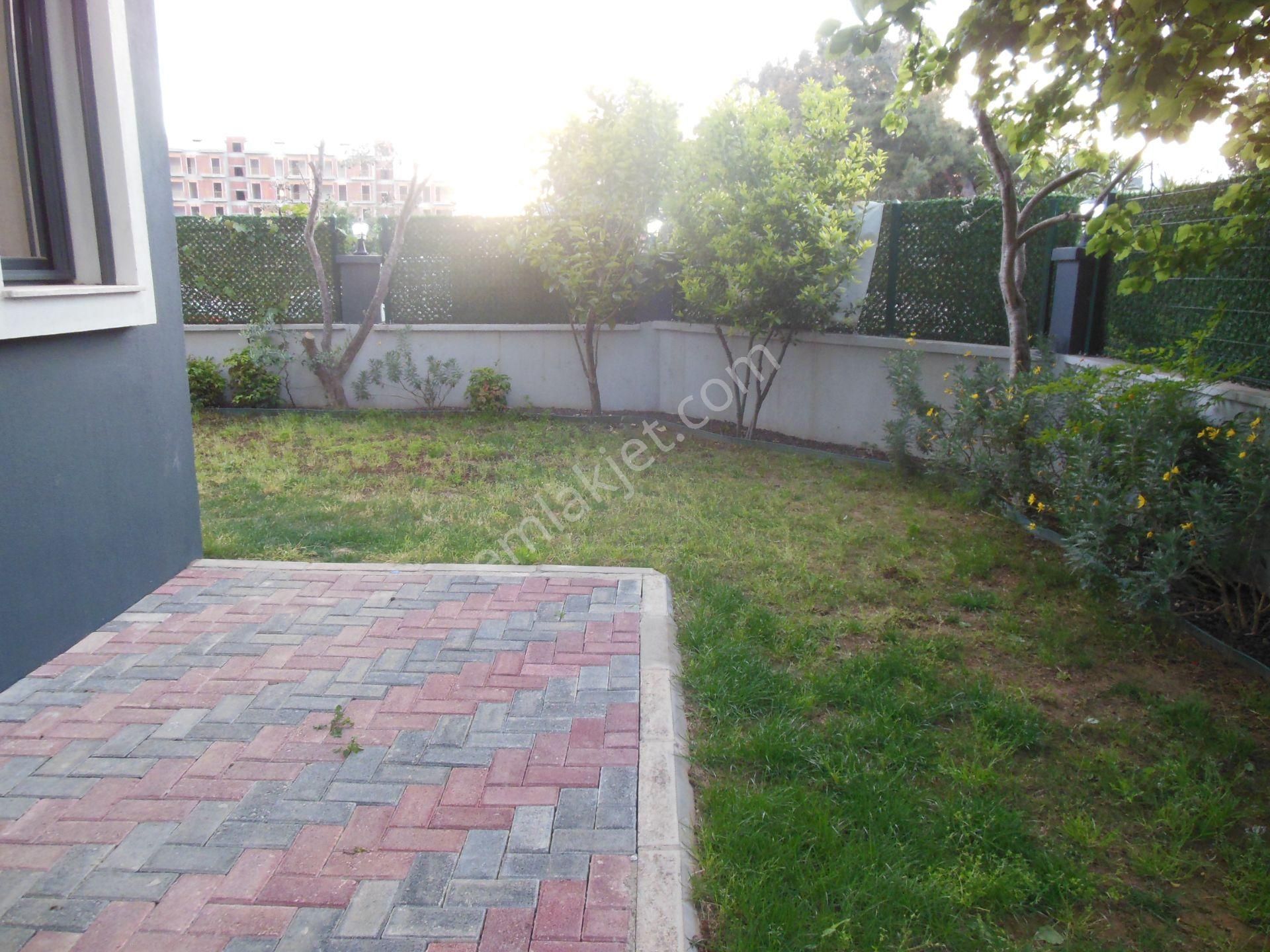 Öğretmen Emlaktan Kemalpaşada Köşe Çift Cephe Önü Açık 4+1 Villa