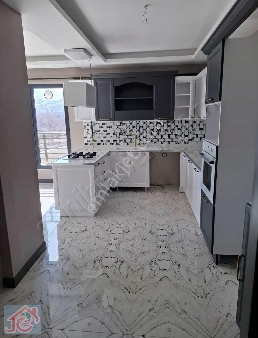Bostanbaşı 35'lik Yolda Kiralık Lüks Daire