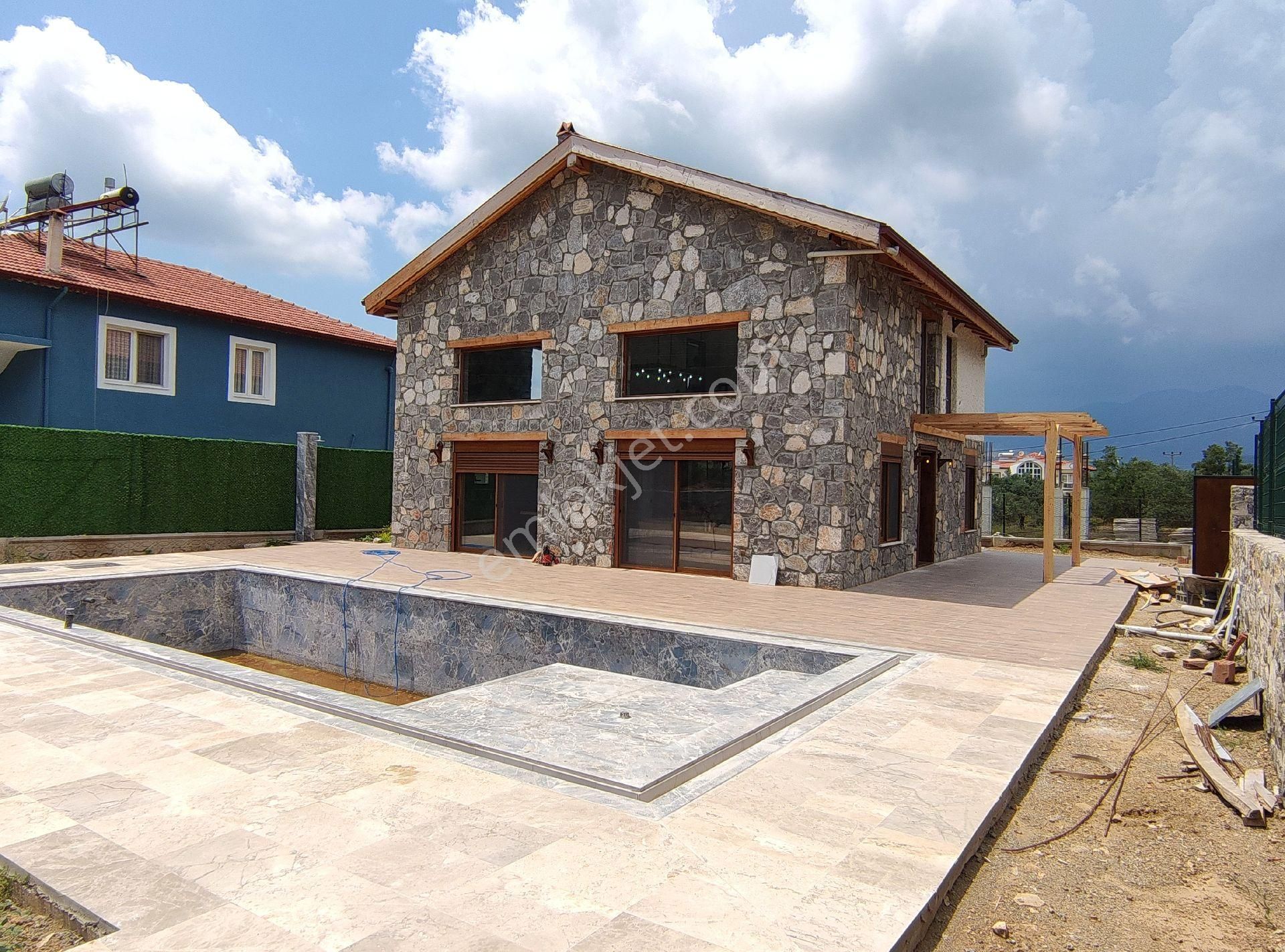 Fethiye Yeşilüzümlü Mahallesi'nde 3+1 Doğal Taşhavuzlu Villa