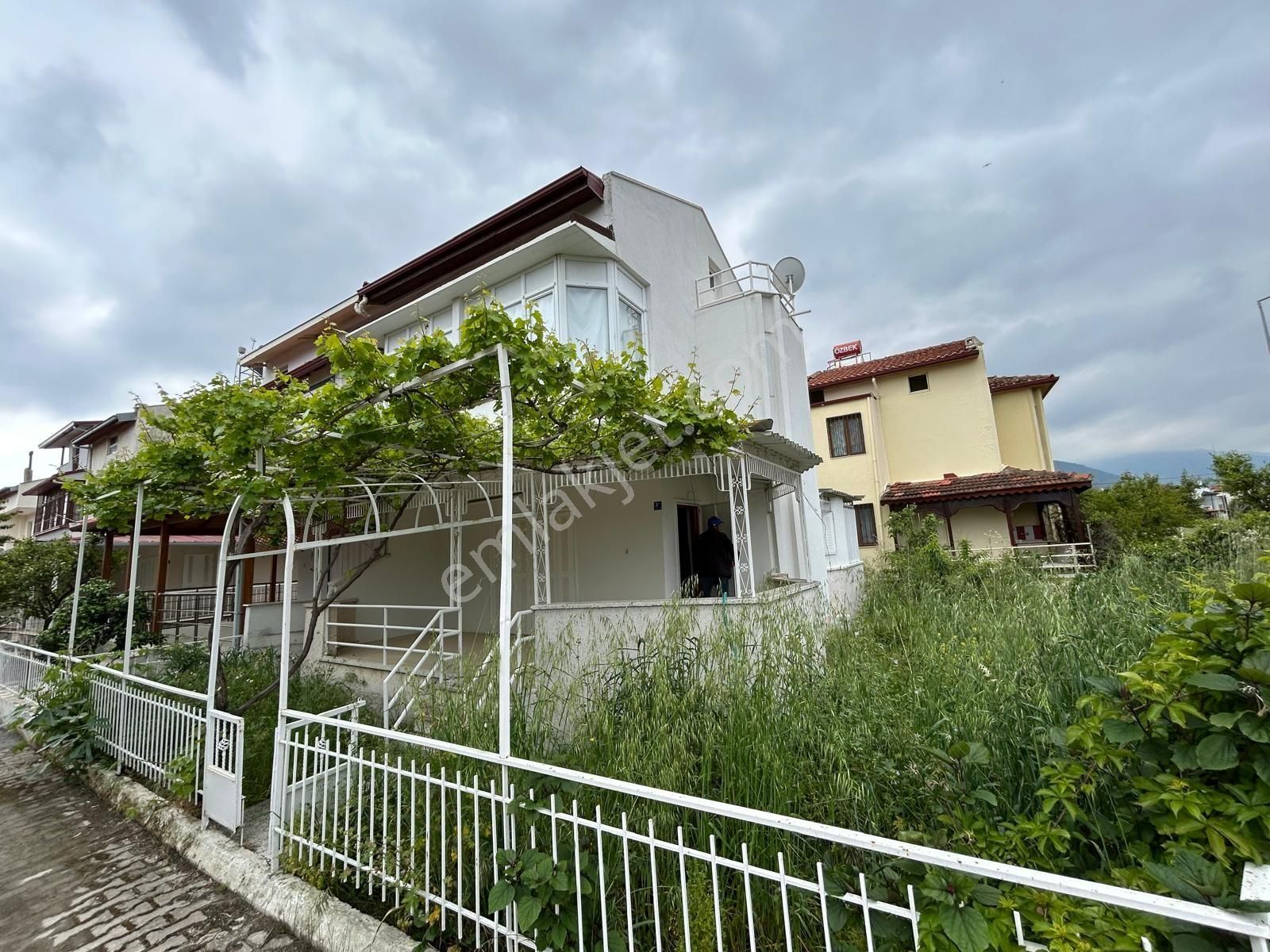 Kuşadası Davutlar'da Denize Yakın Büyük Bahçeli 3+1 Satılık