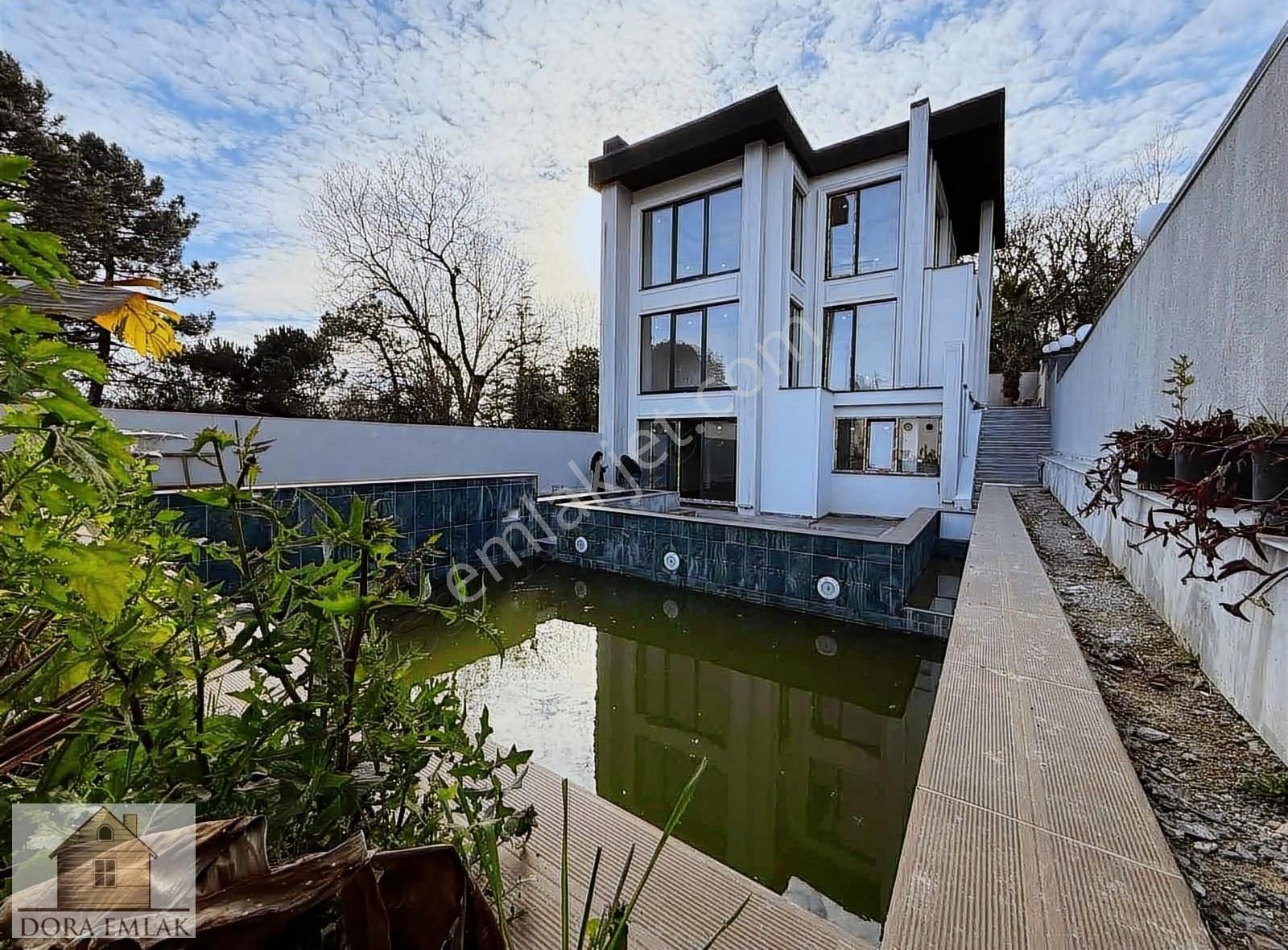 İstanbul Ömerlide Doğa İle İç İçe Havuzlu Lüks Müstakil Villa!