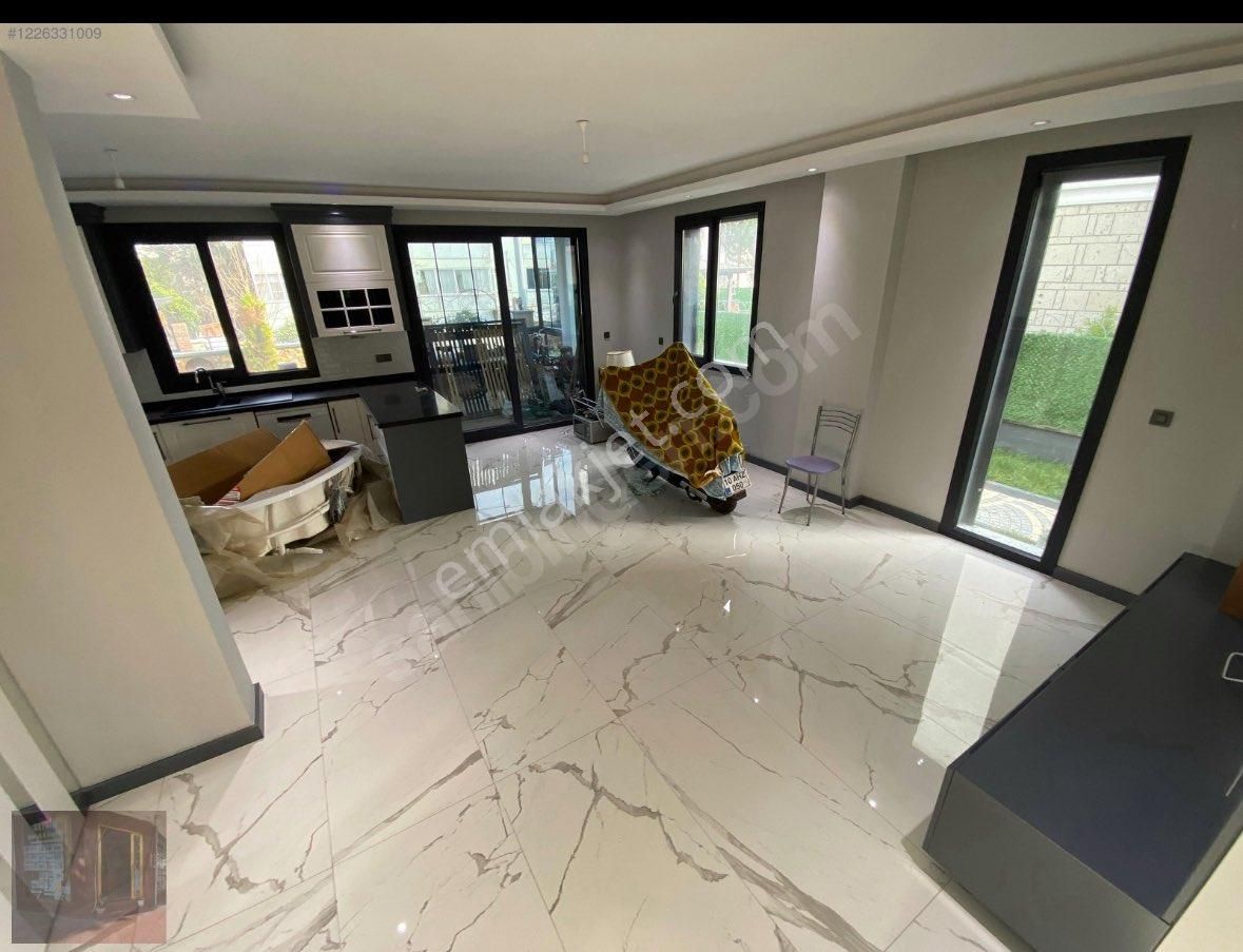 Güçlü Kardeşler Altınoluk Merkezde Tam Müstakil Ultra Lüks Fırsat Villa - Görsel 12