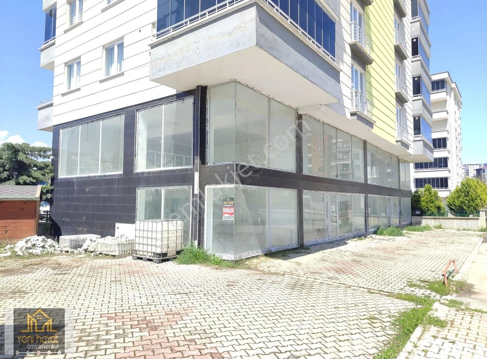 Derebahçe Mahallesi'nde 350 Metrekare Kiralık Dükkan