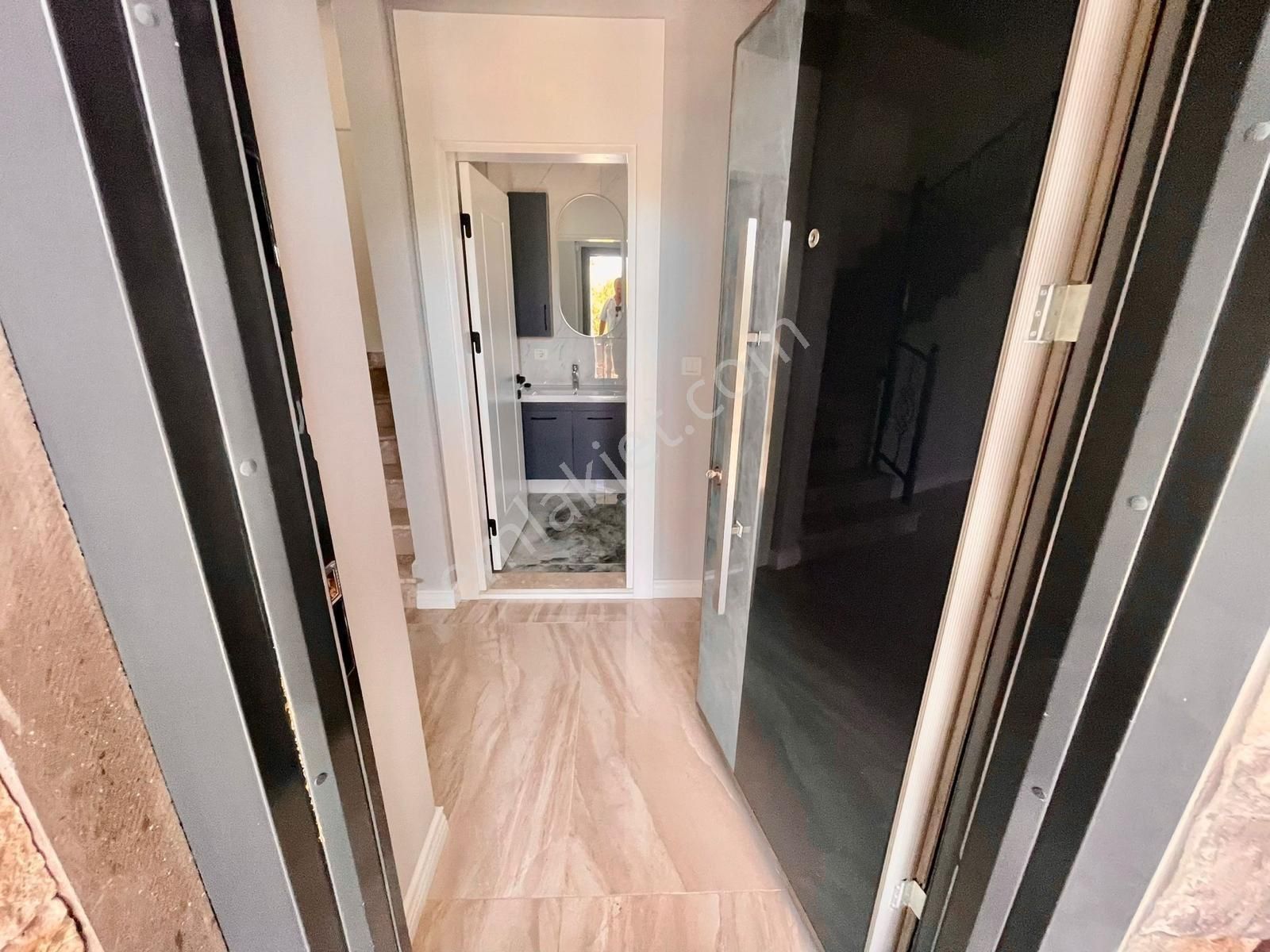 Güçlü Kardeşler Denize 300 Metre 4+1 Lüks Trıblex Villa - Görsel 6