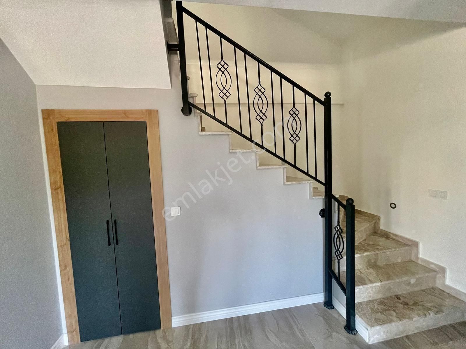 Güçlü Kardeşler Denize 300 Metre 4+1 Lüks Trıblex Villa - Görsel 14