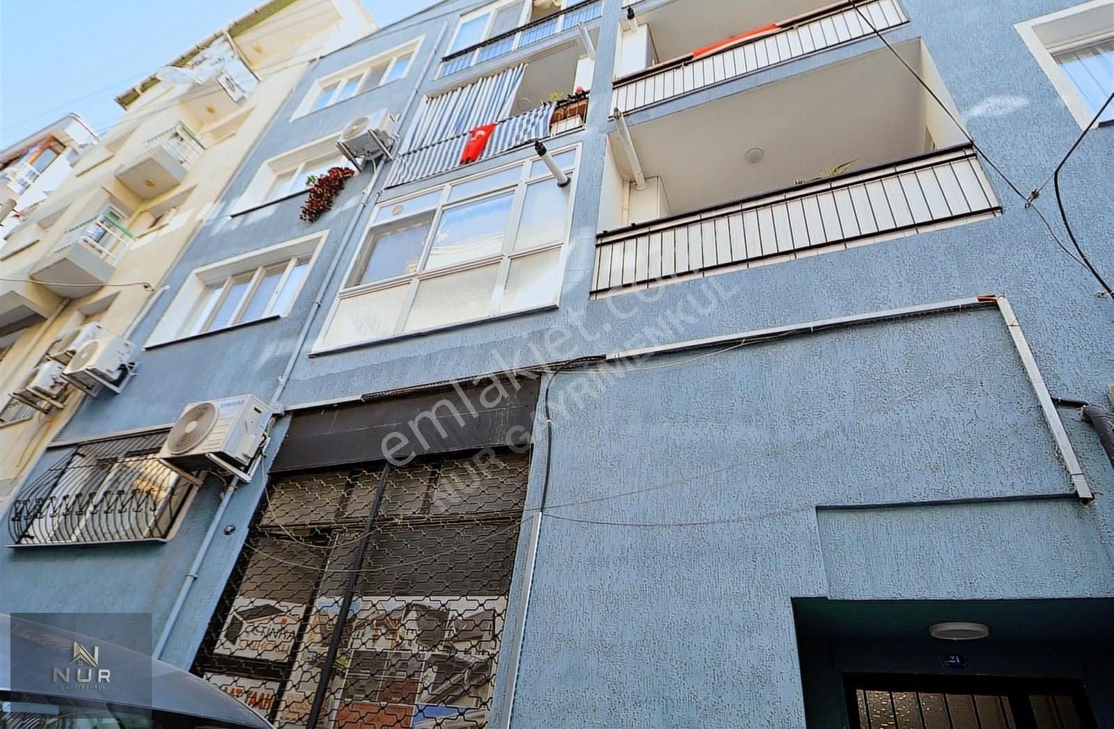 Bayraklı Merkezde Büyük 2+1 Kapalı Mutfak Kombili Bahçeli Daire