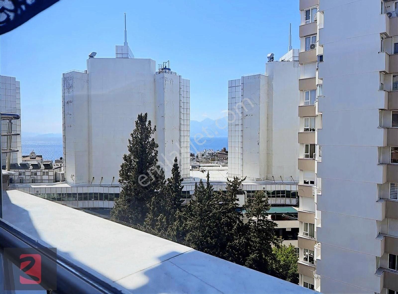 Fenerde Havuzlu Deniz Manzaralı Güvenlikli 4+1 Satılık Daire