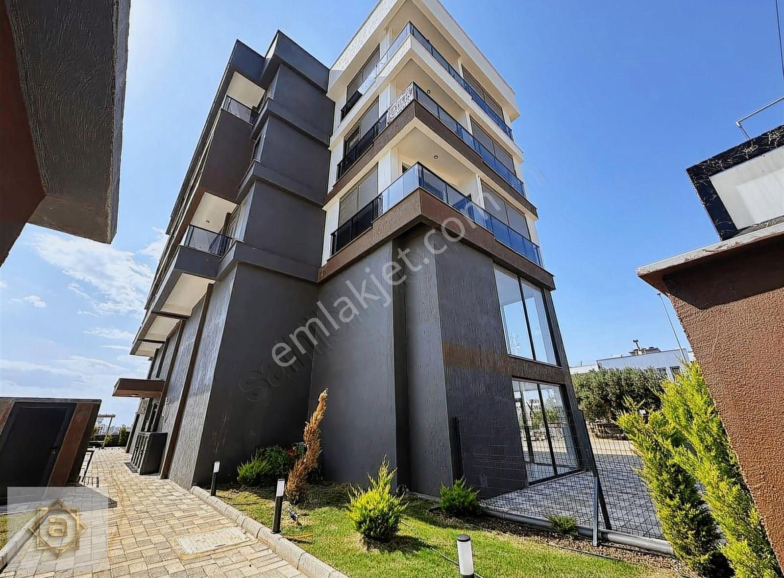 İskanlı Havuz Cepheli Deniz Gören 1+1 Melisa Nehir Atabay'dan