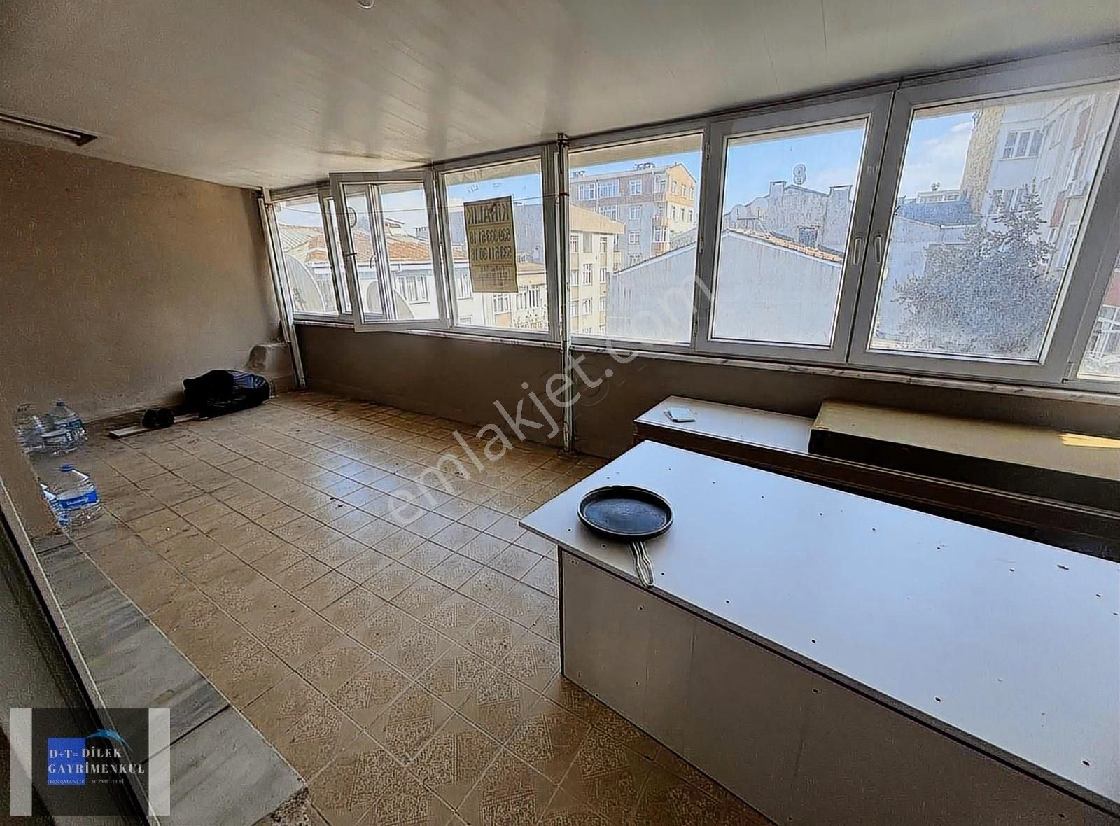 Hakan Cad Üzerınde Kiralik Daire Balkonlu Teras Kat 3 Katlı Bına