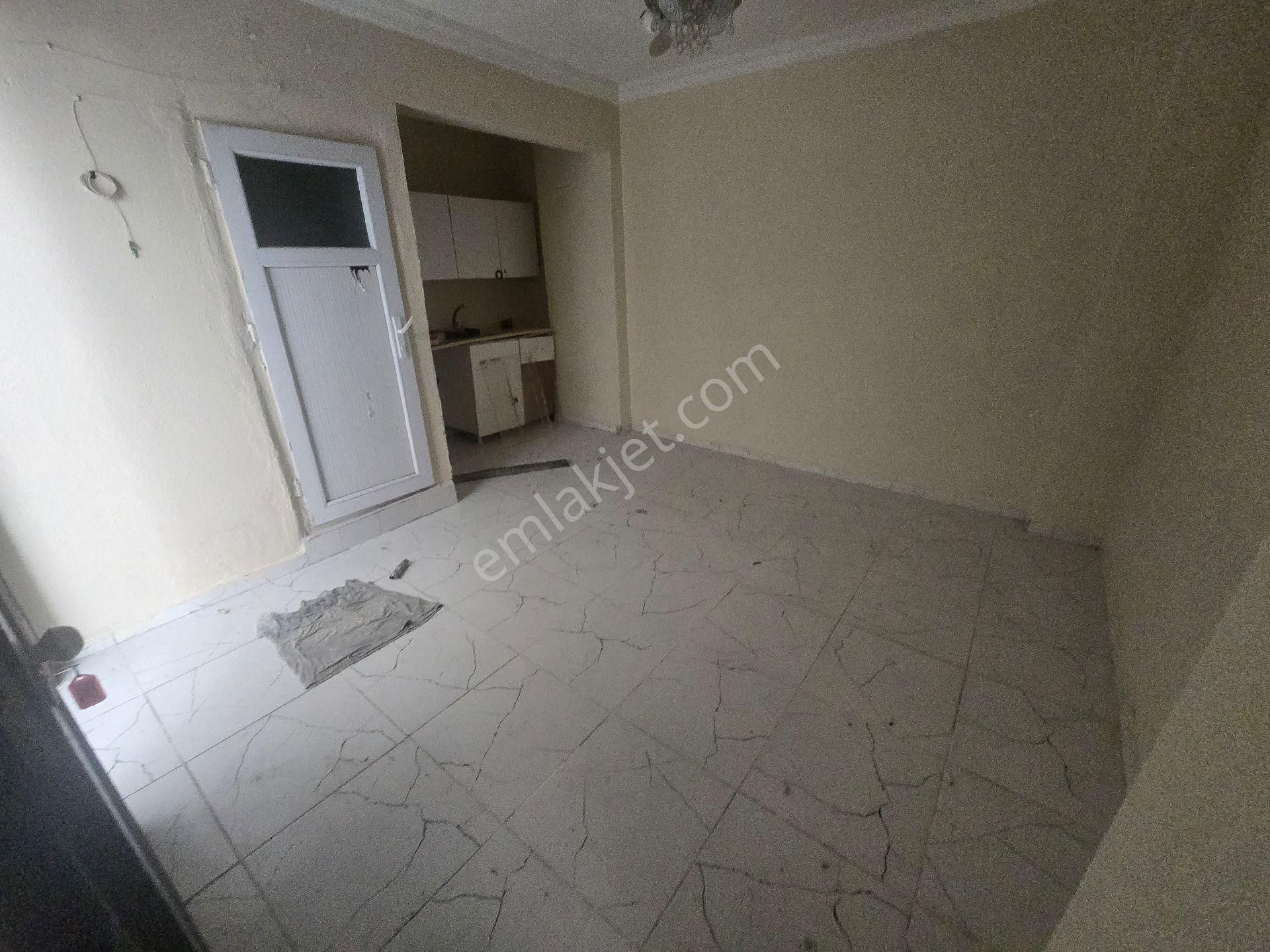 İkitelli Mehmet Akifte Kiralık 1+1 Bodrum Kat