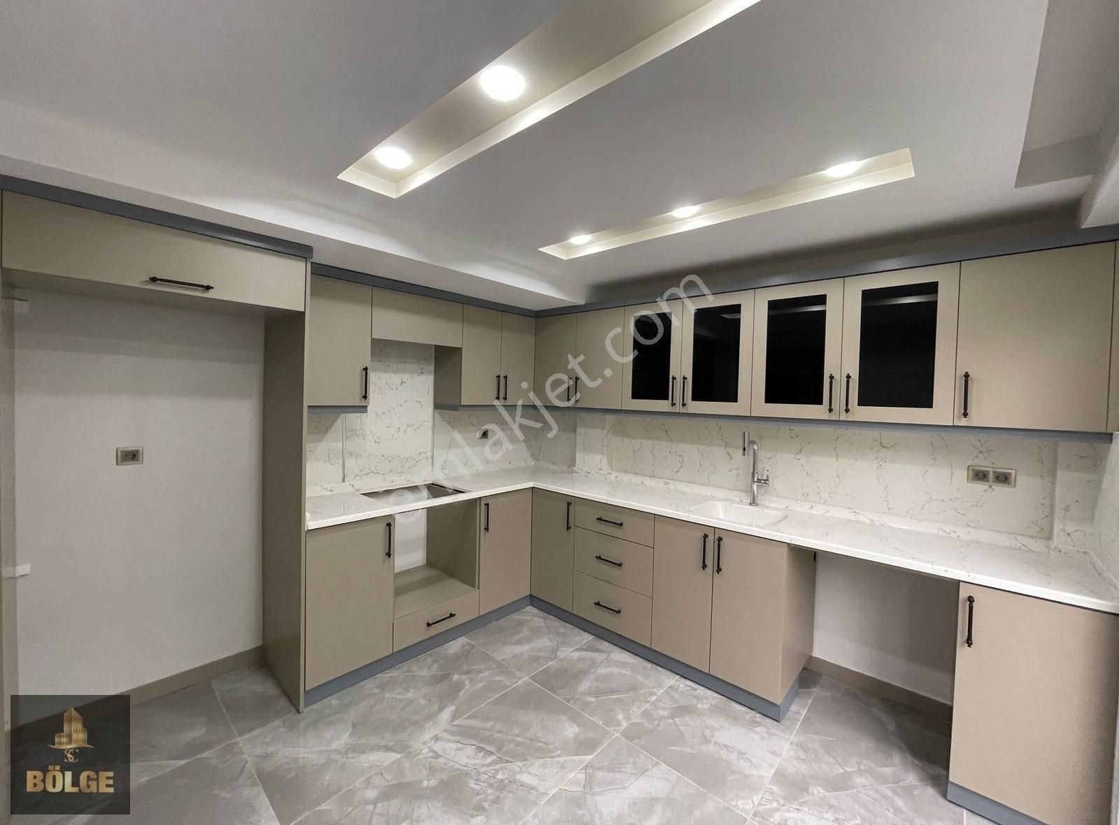 Bölge'den Belediye Evlerinde Triplex Ultralüx Yapılı 4+1