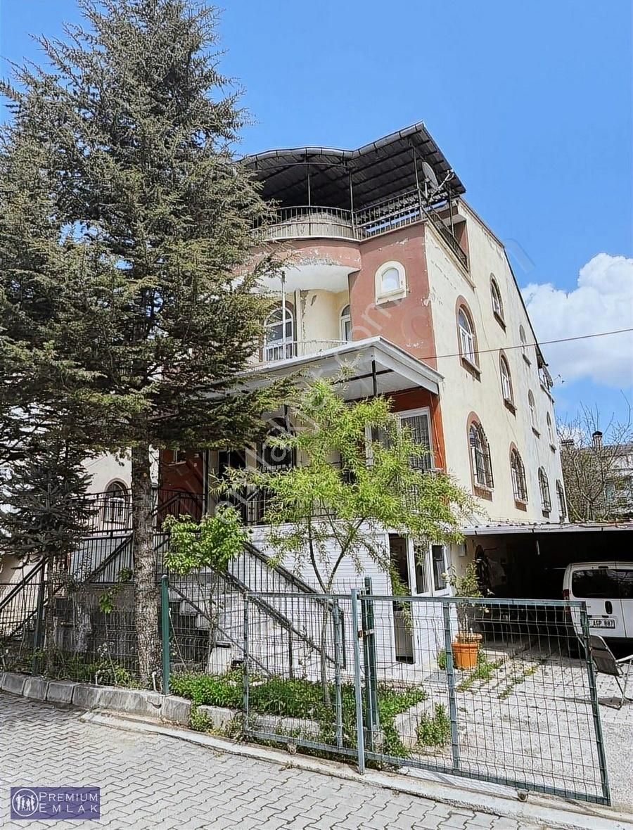 Premıum'dan Gümüşkent'te 5+1 Satılık Tripleks Villa