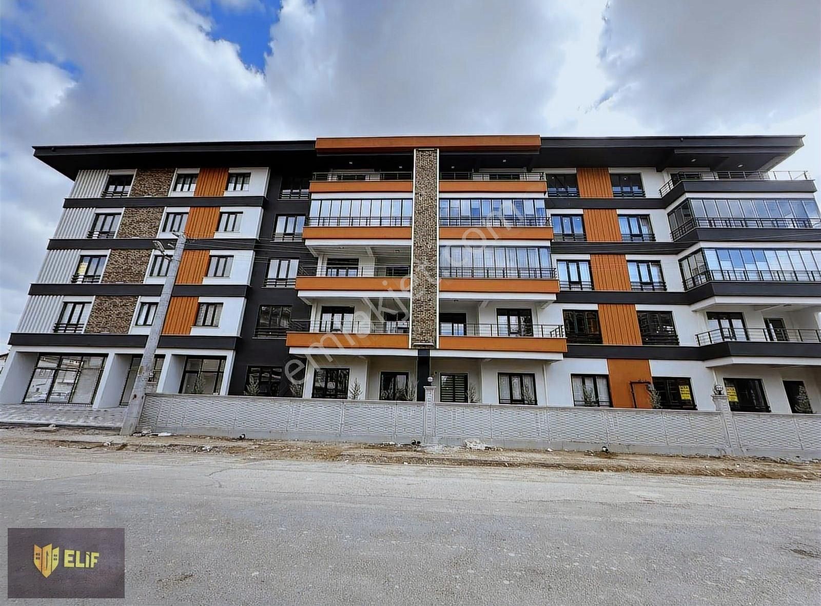 Elif'den Uluğbey Mahallesinde Satılık 3+1 Kış Bahçeli Daire
