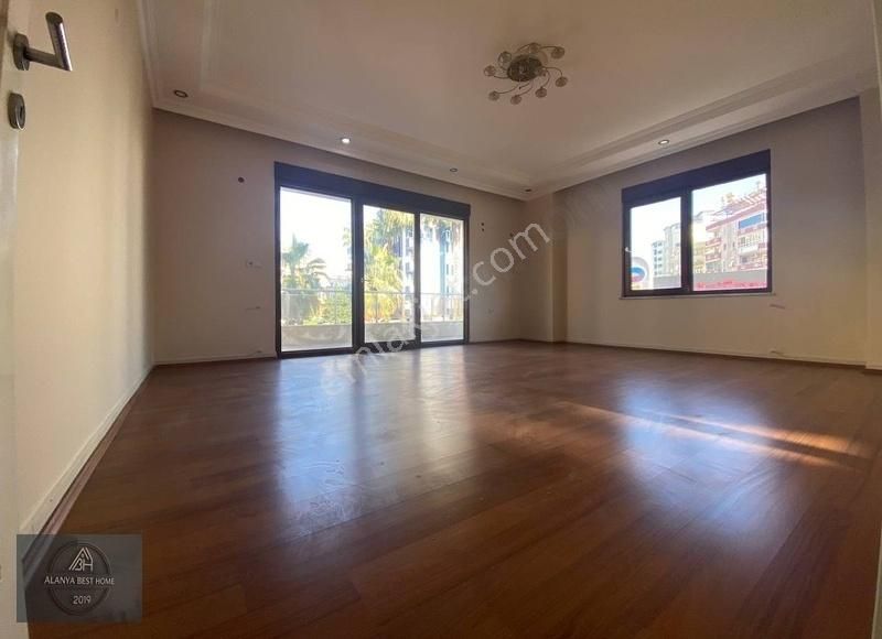 Alanya Merkez'de 3+1 Ayrı Mutfaklı 160 M2 Temiz Boş Daire