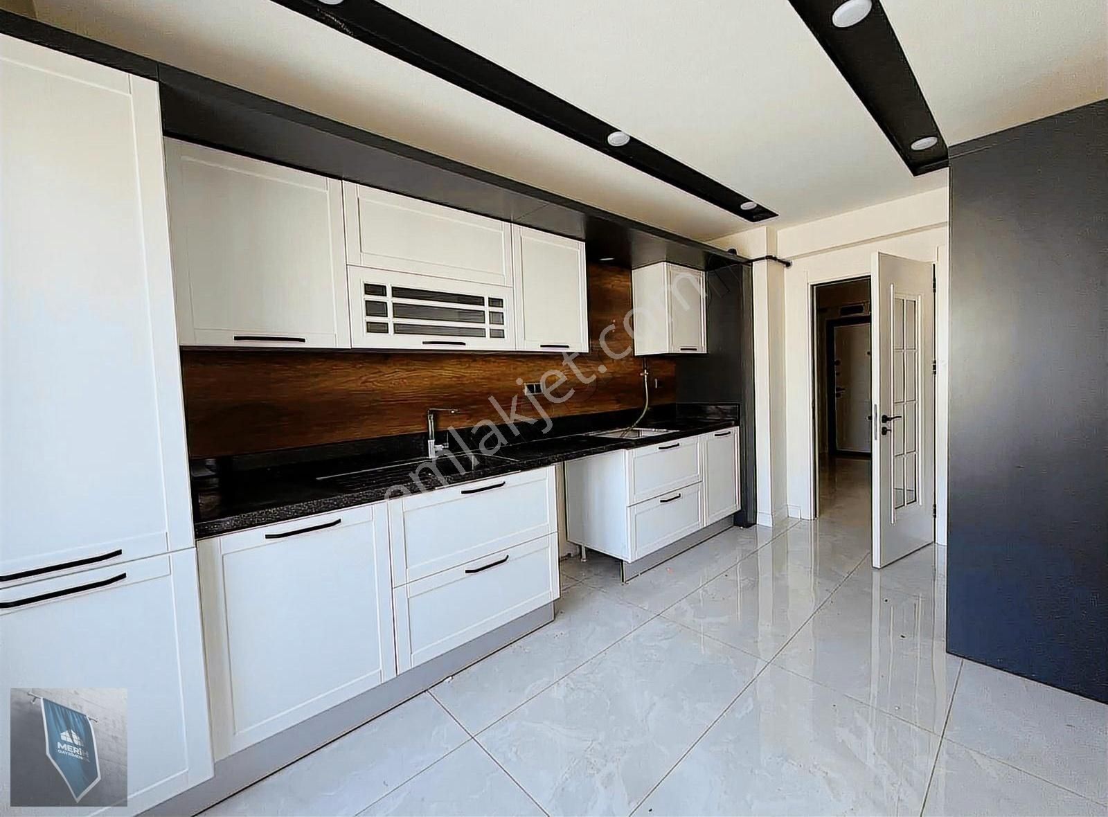 Beyaz Yapıda Ultra Lüks Geniş 2.5+1 Satılık Harika Daire
