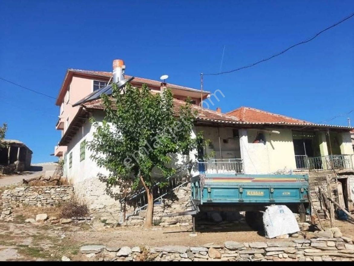 Uşak Eşme Dereli Köyü 96,30 Mt2 Müstakil Temiz Ev