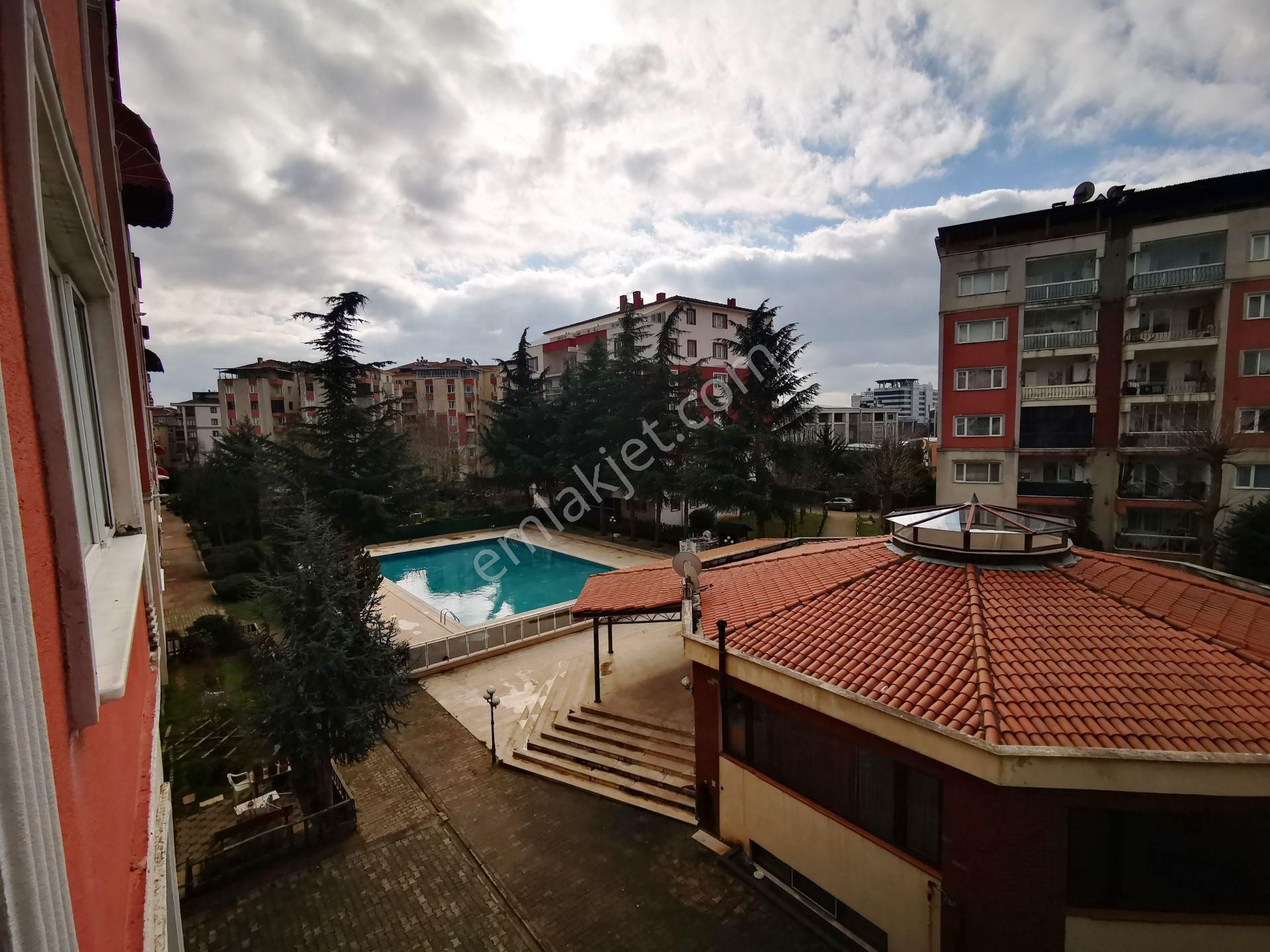 Alemdağ İnci Evleri 2.kat Havuz Cephe 2 Balkon 155m2 Kiralık 3+1