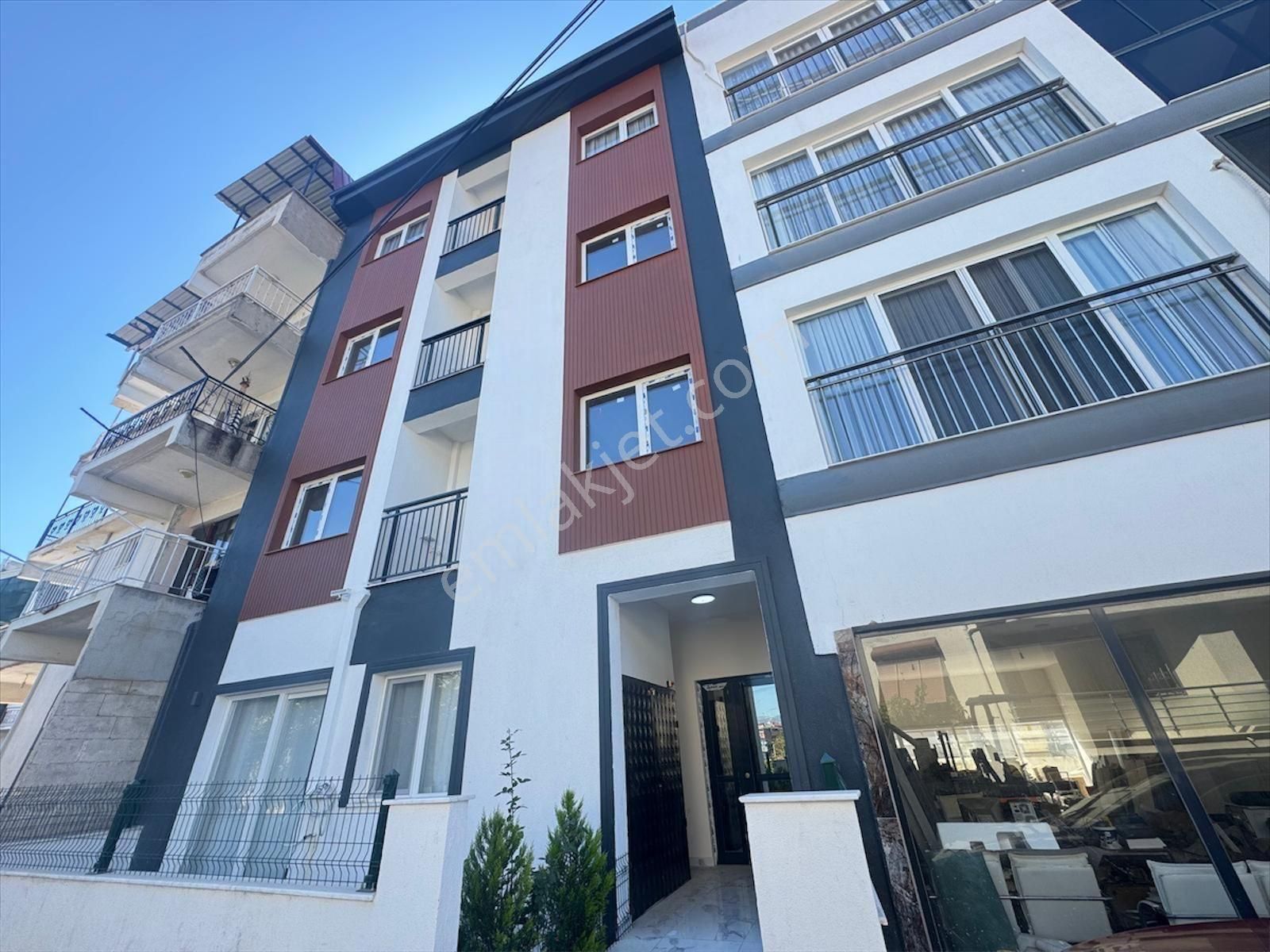 Kuşadası Davutlar'da Sıfır Ferah Önü Açık Ara Kat Asansörlü Daire
