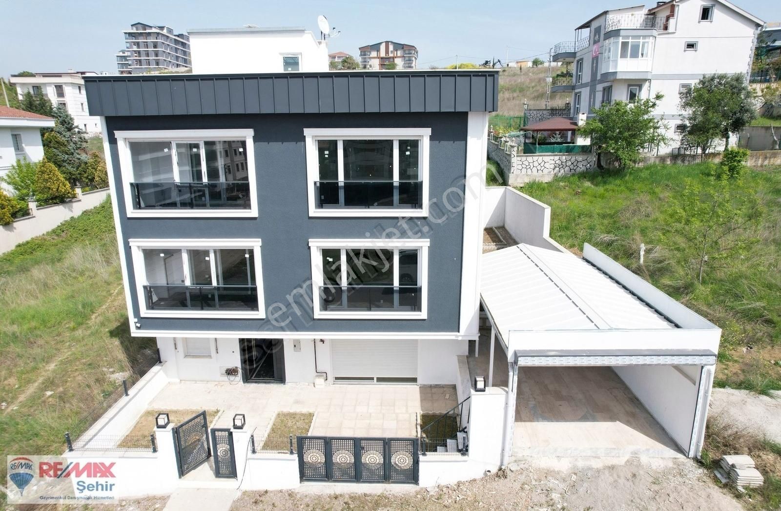 Çiftlikköyde Muhteşem Manzaralı, Lüks Tasarımlı Satılık Villa!