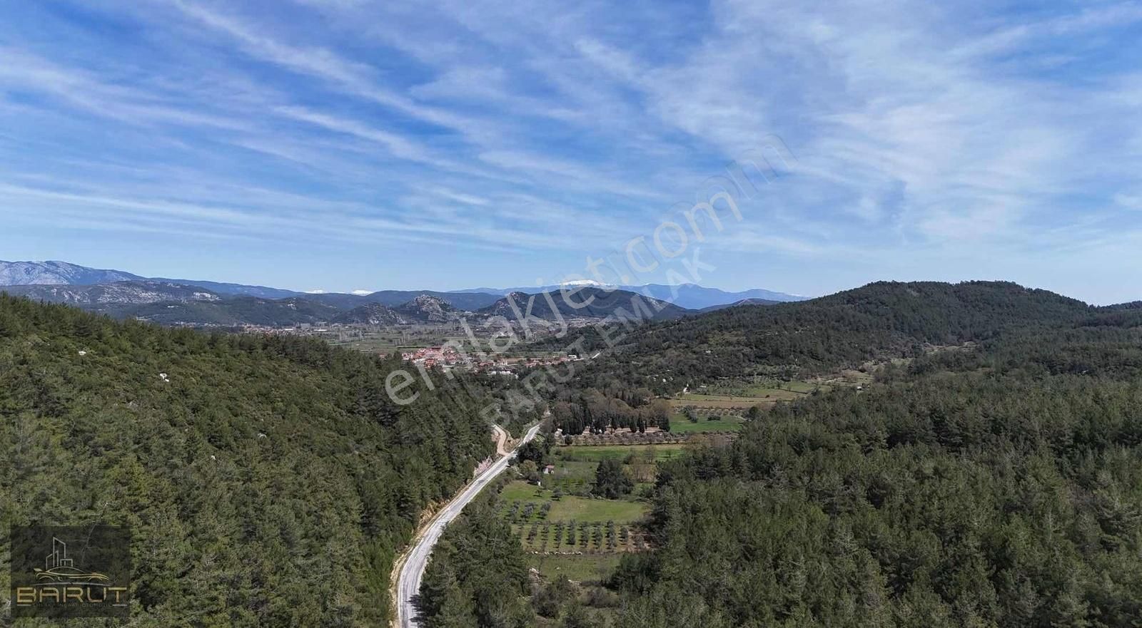 Yenicede Asfalt Yol Cepheli Doğayla İç İçe Arazi