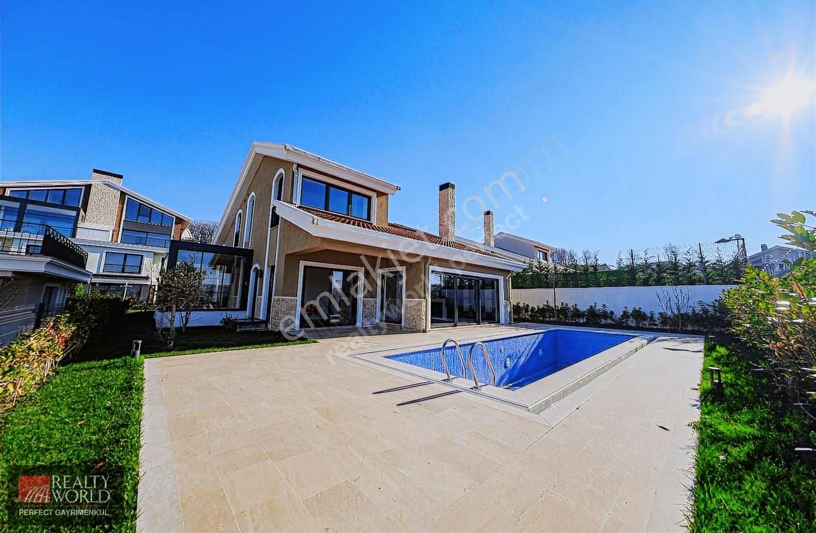 *realty World*zekeriyaköy Site İçinde Özel Havuzlu 6+2 A+