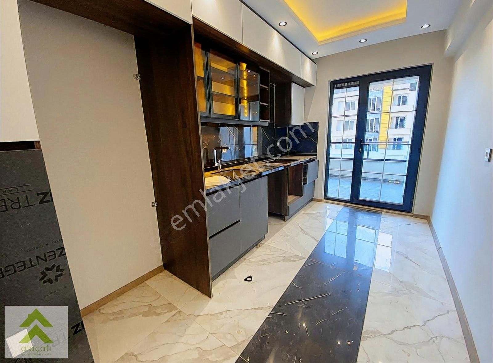 Kartepe Kent Meydanında Site İçerisinde Satılık Arakat 2+1 Daire