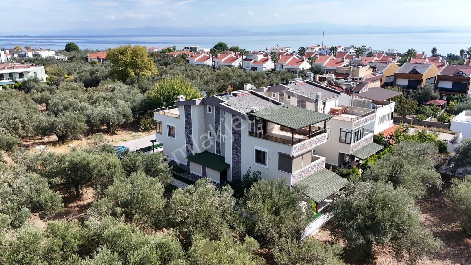 Güçlü Kardeşler Narlıda Denize 200 M Ultra Lüks 4+1 Villa