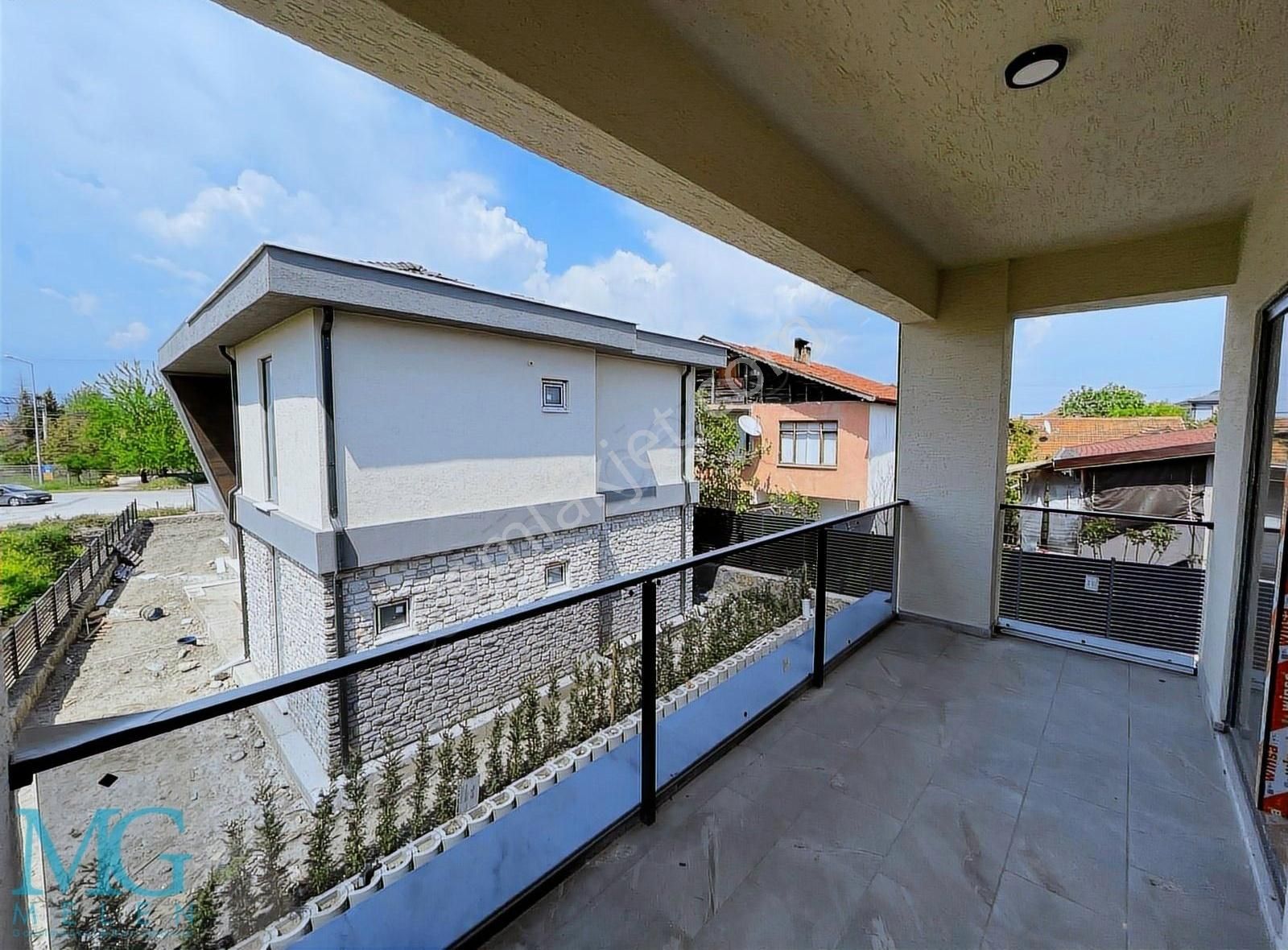 Sapancada Site İçi Sıfır Müstakil 4+1 Havuzlu Villa