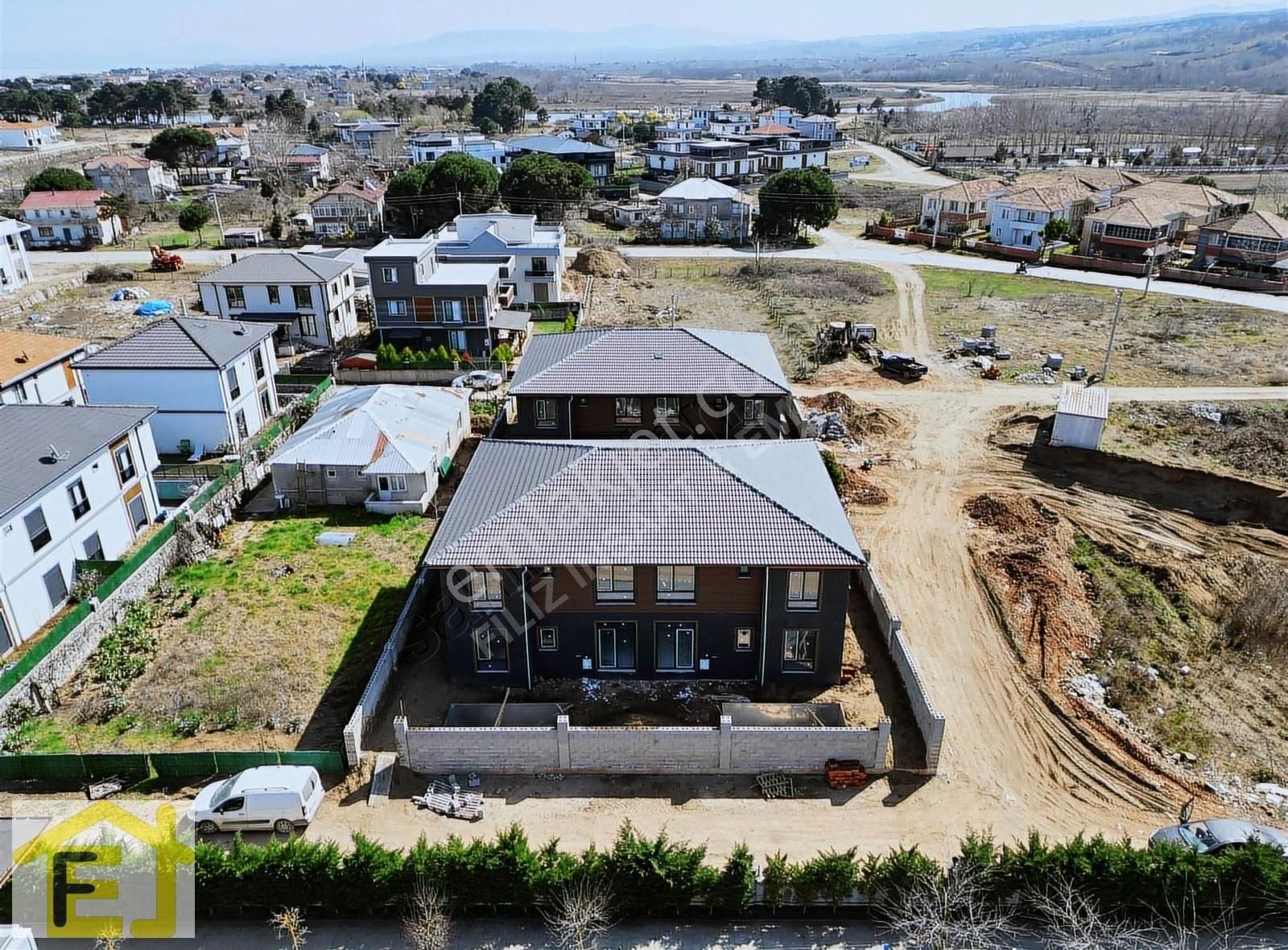 Müstakil Girişli Bahçe Ve Havuzlu Kullanıma Hazır Satılık Villa