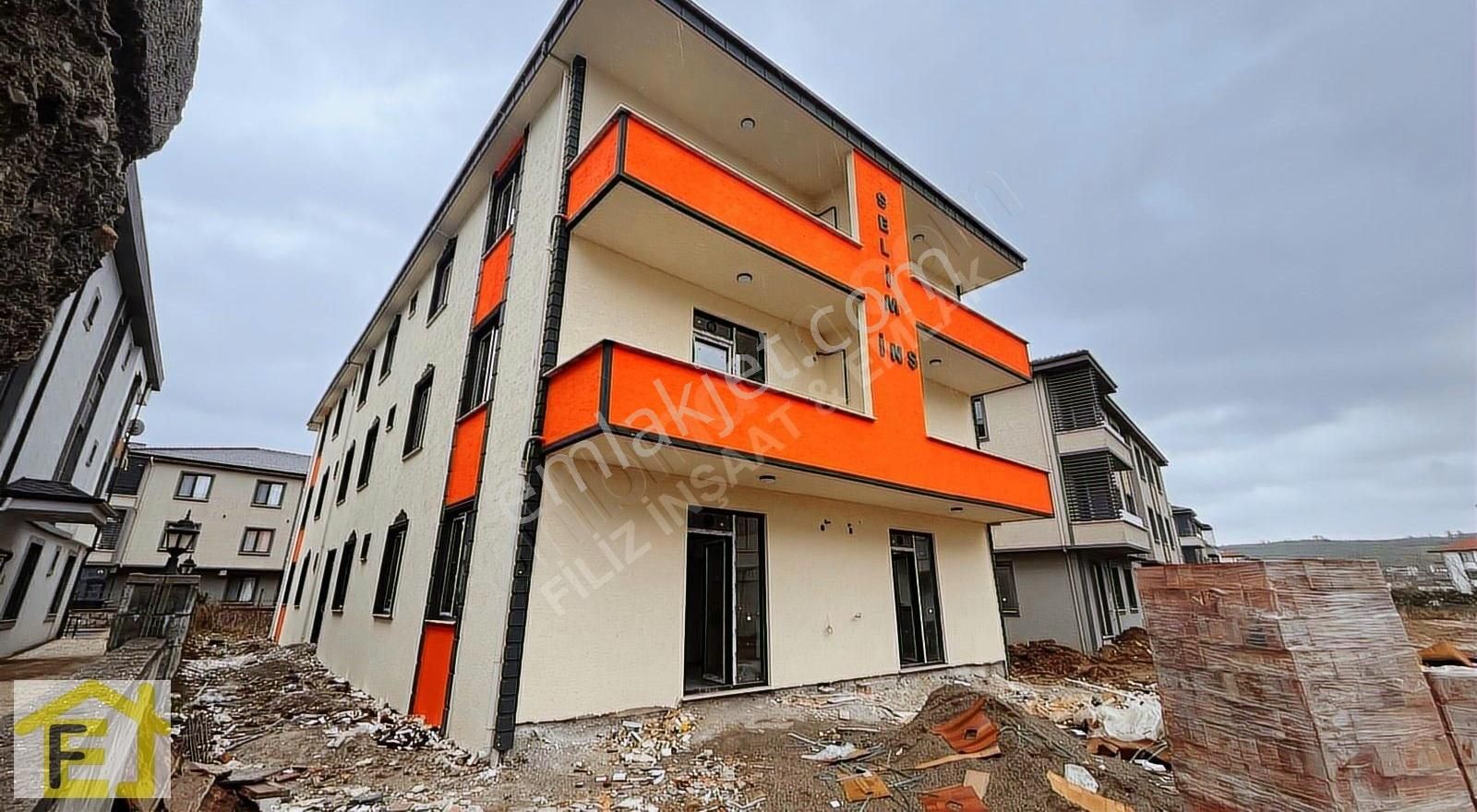 Karasu Aziziye Mahallesinde Havuzlu 2+1 65m2 Satılık Lüx Daire