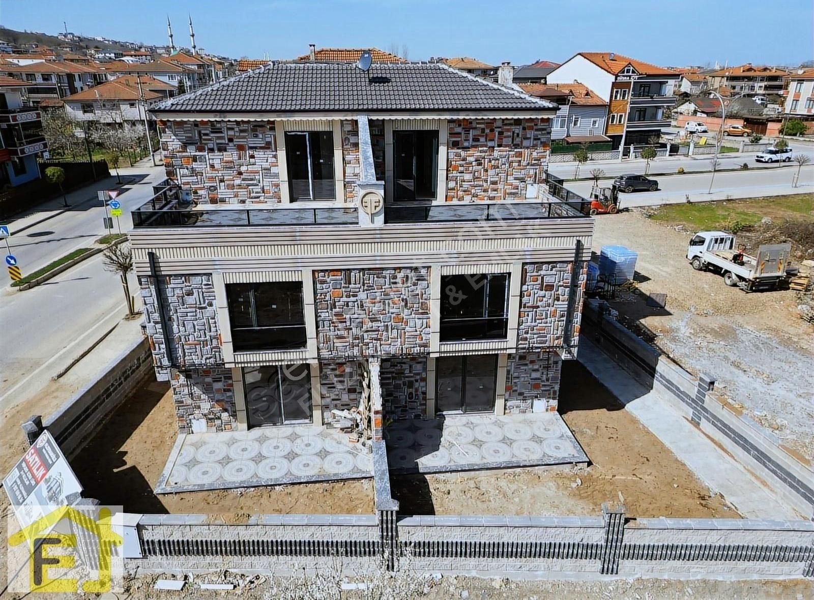 Karasu Aziziye Mahallesinde 5+1 220 M2 Satılık Tripleks Villa