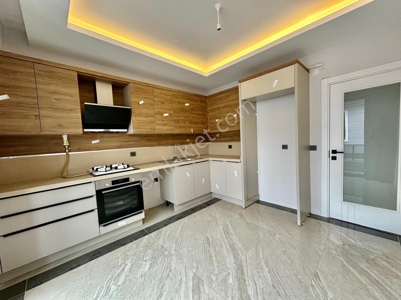 ꧁akçay Ay Emlak'tan꧂ikizçay'da Çift Banyolu Teraslı Ayrı Mutfaklı Önü Açık Satılık 2+1 Dublex Daire