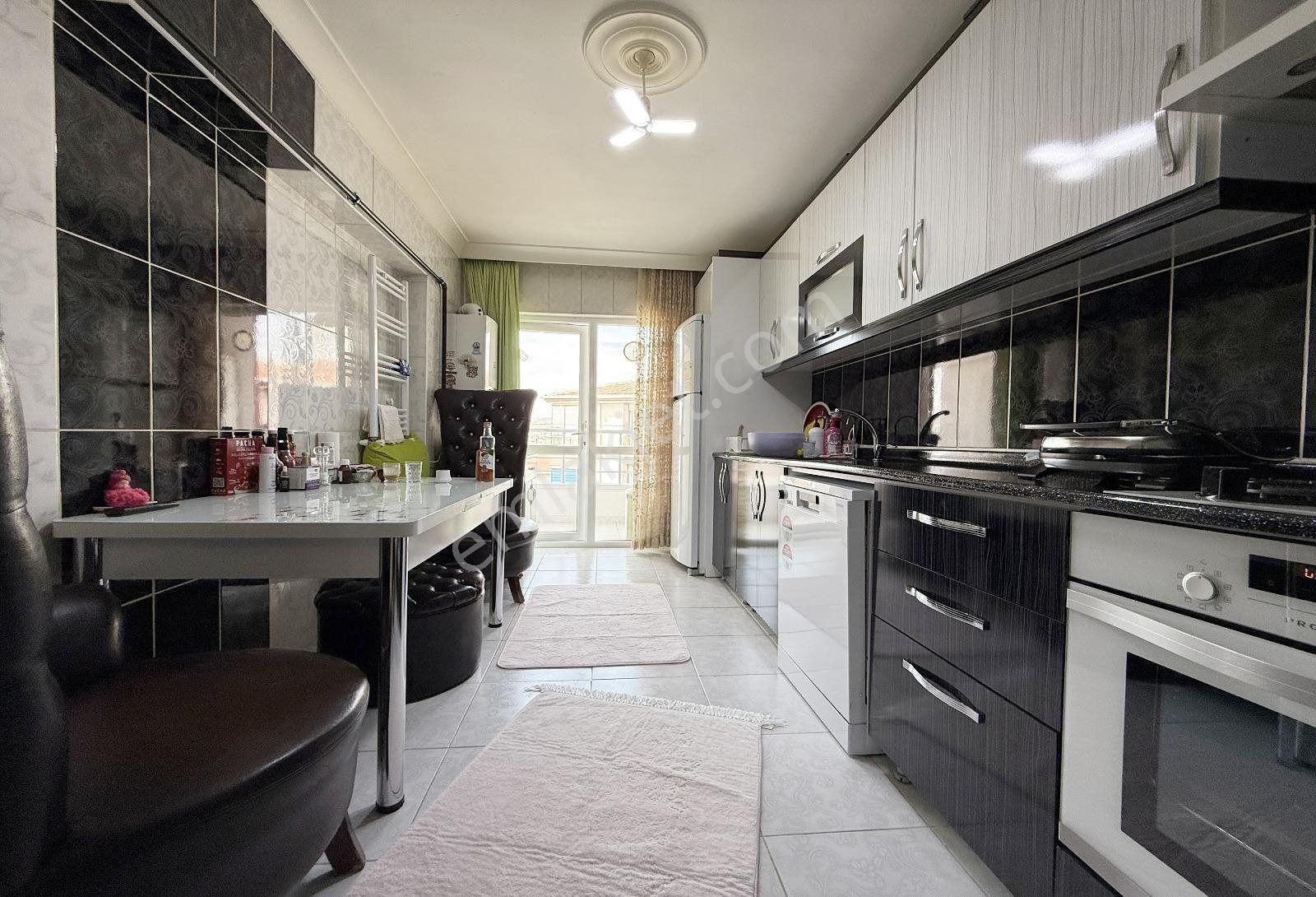 Caddeye Yakın Asansörlü Teras Balkonlu 130m² Genişliğinde 3+1