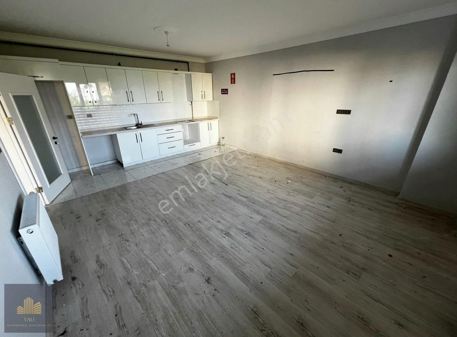 Yalı Gayrimenkul'den Site İçerisinde Giriş Kat 2+1 Kiralık Daire