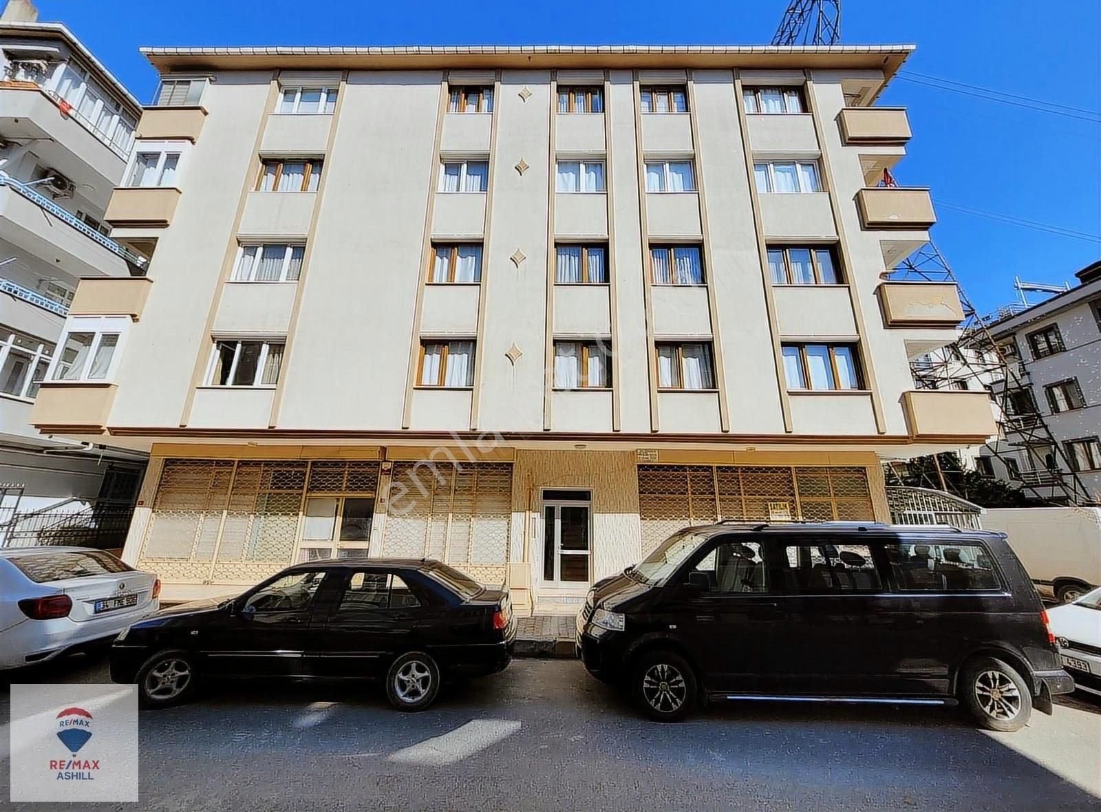Ashill'den Ümraniye İstiklal De Çarşıya Yakın Ara Kat 3+1
