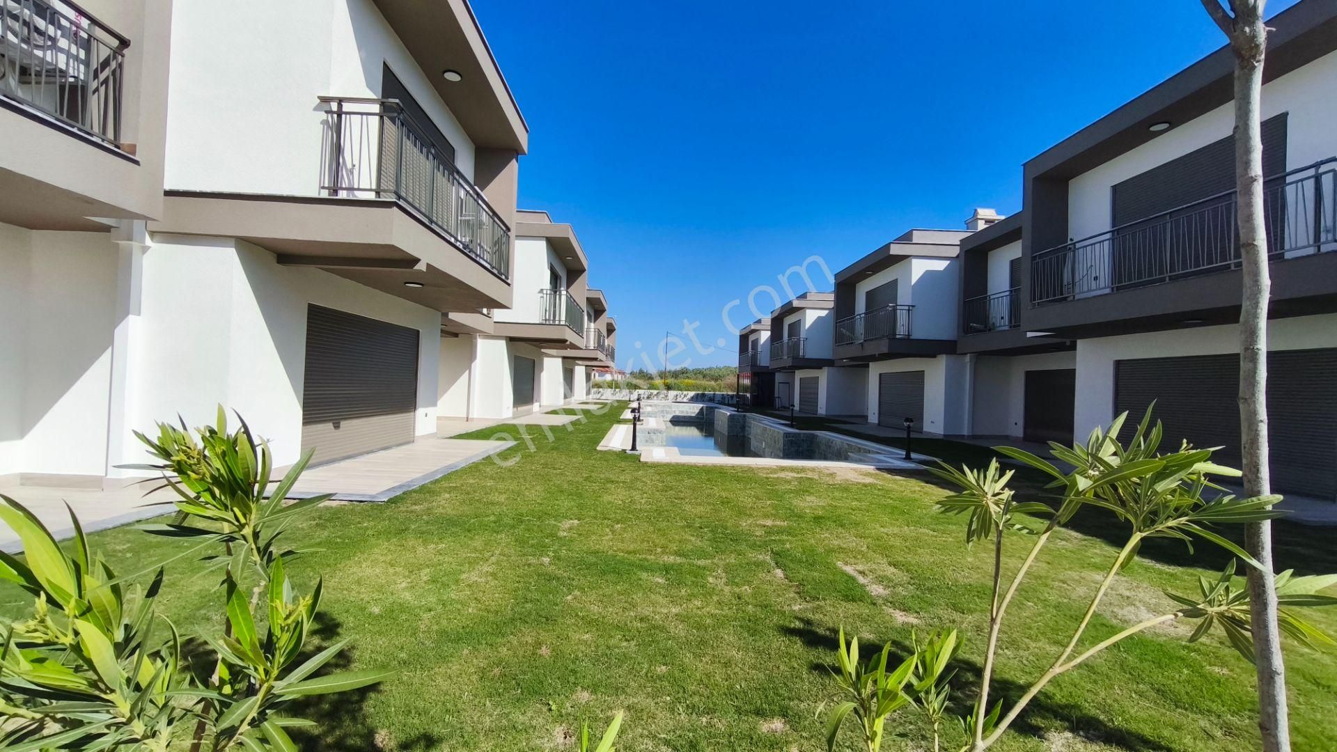 Kuşadası'nda Soğuçakta Havuzlu Sitede Satılık 3+1 Villa