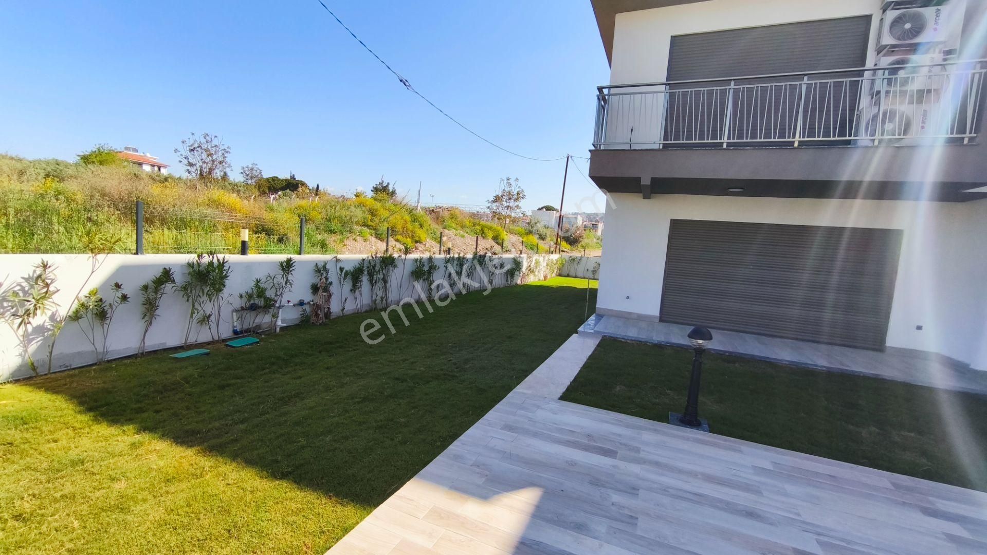 Kuşadası'nda Soğuçakta Havuzlu Sitede Satılık 3+1 Villa