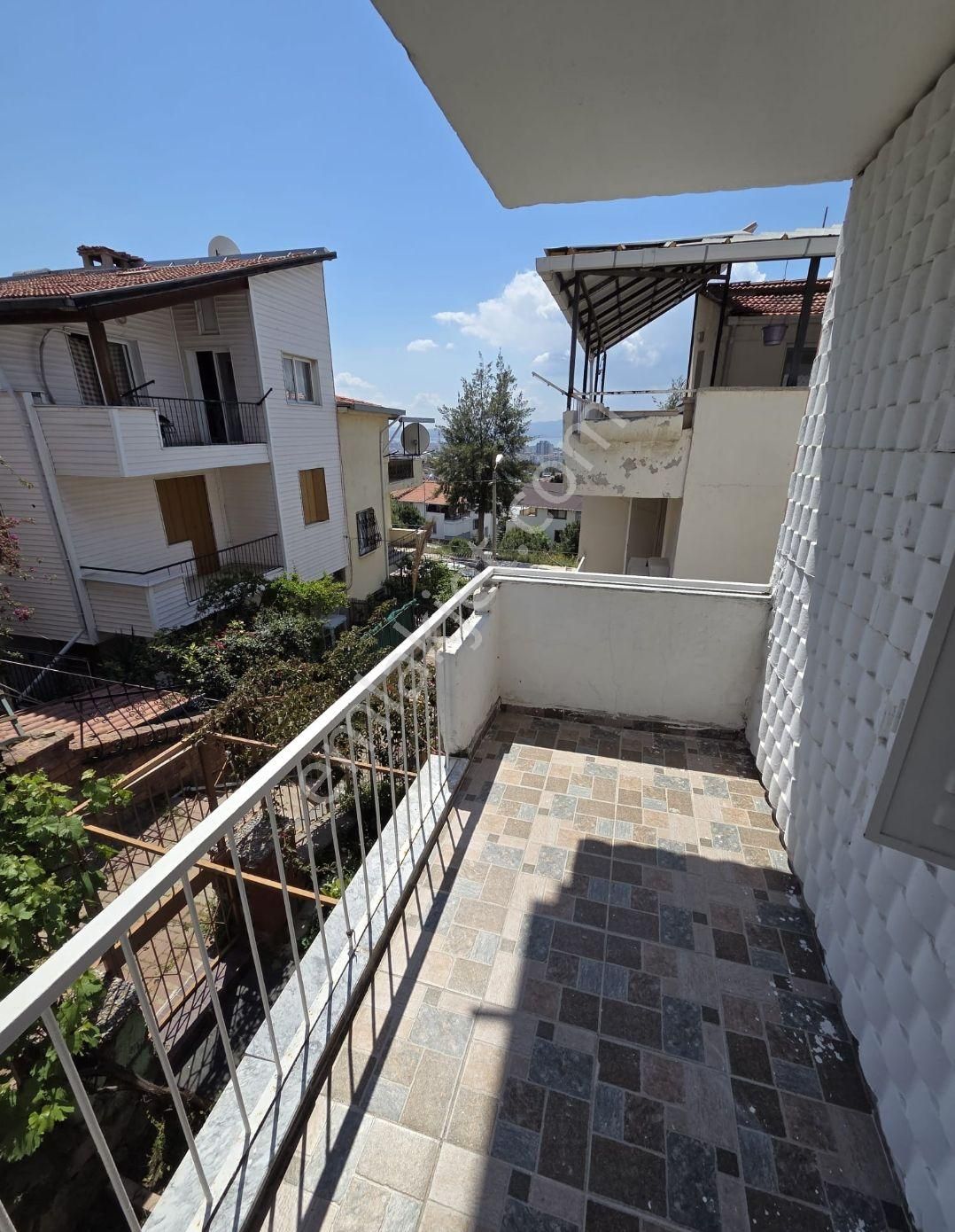 İzmir Y. Foça Bağarasında Satılık 1+1 Sıfır Daire