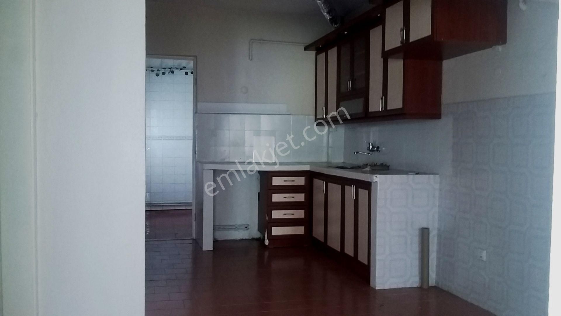 Pendik Yeni Mahallede Merkezi Konumda Ara Kat Kiralık 2+1 Daire