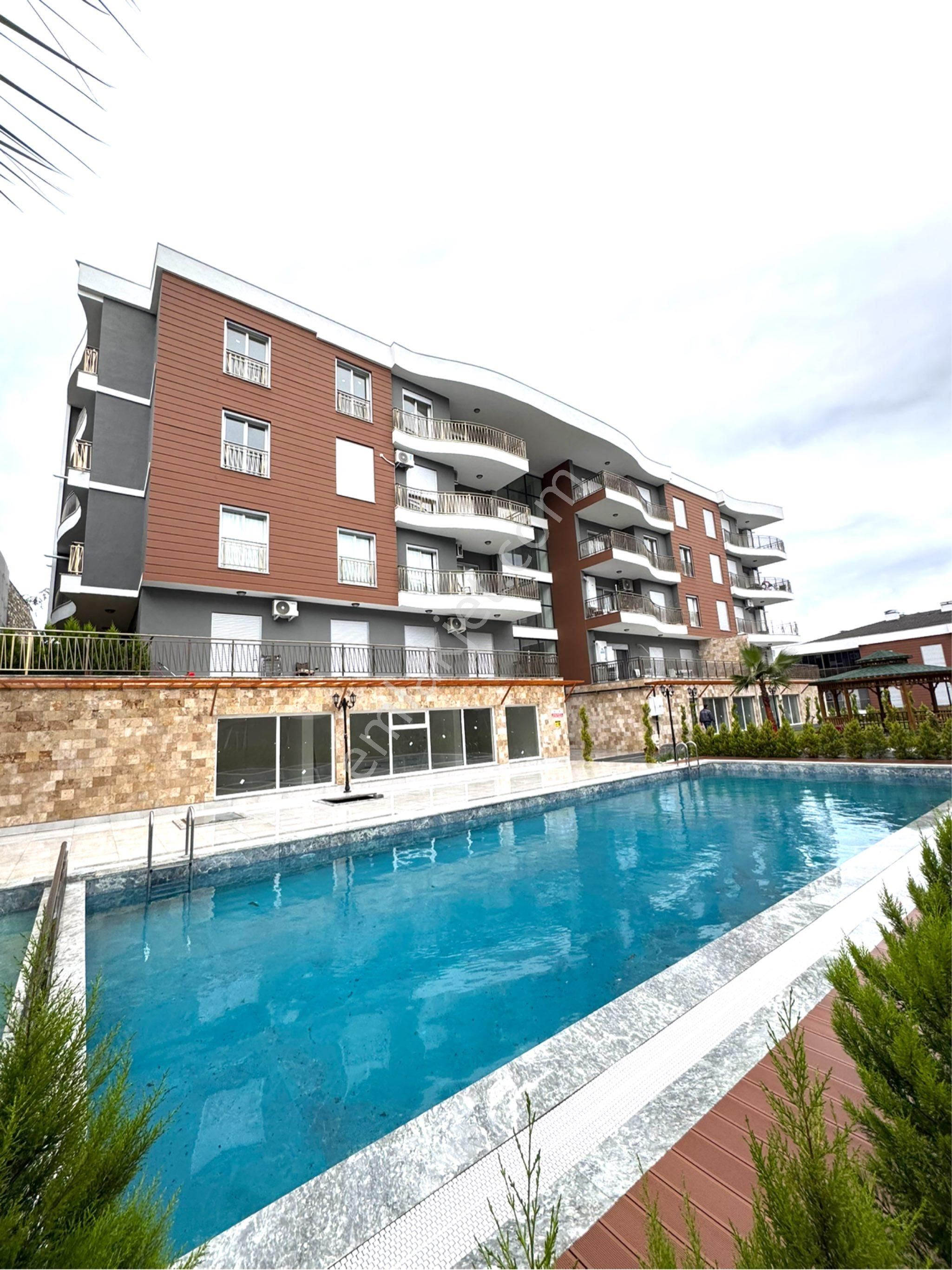 Kuşadasında Havuzlu Site İçerisinde 2+1 Geniş Kullanımlı Satılık Lüks Daire